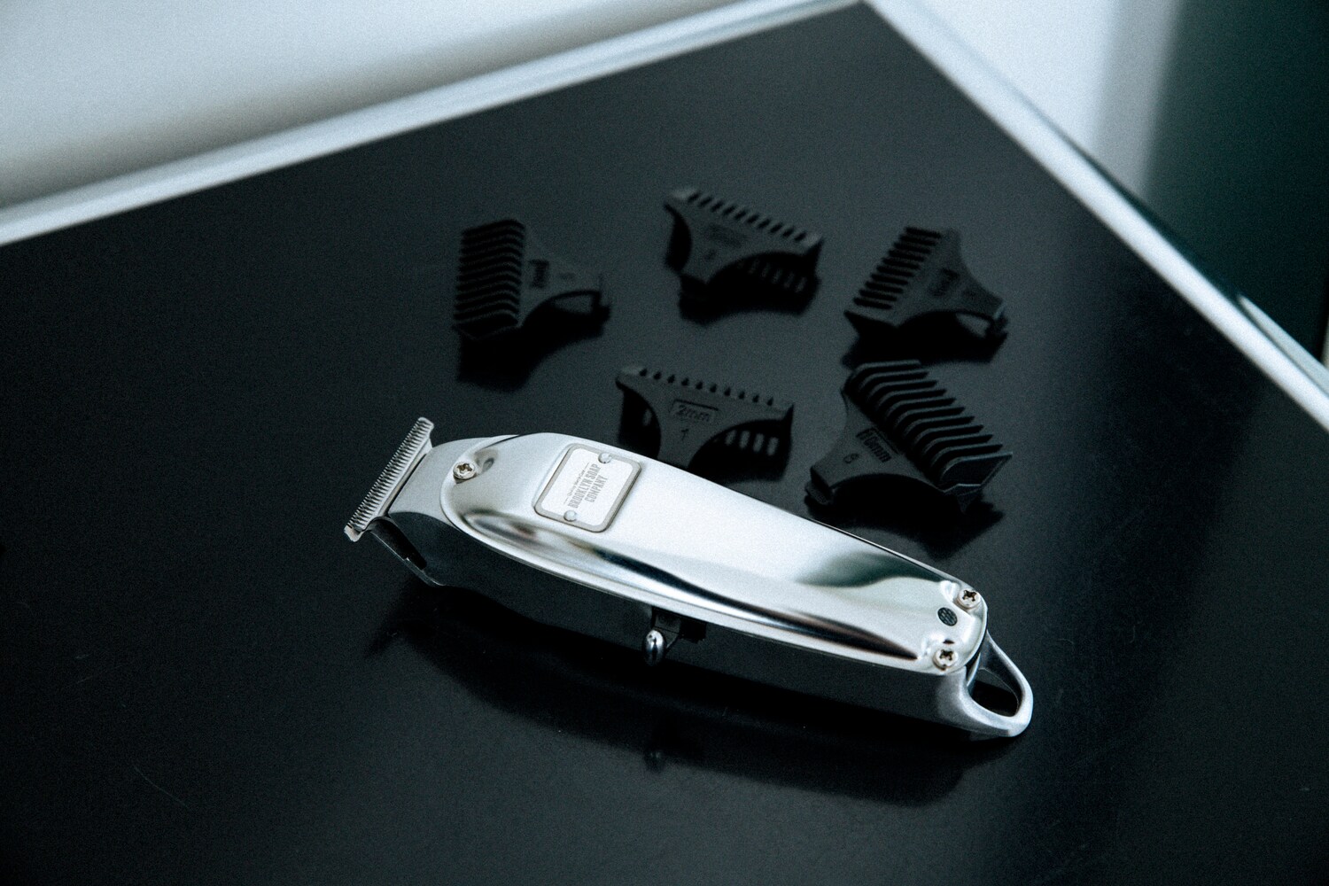 Der Rasierer Brooklyn Blade liegt auf einer schwarzen Platte.