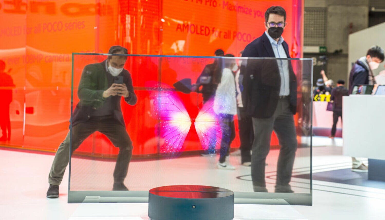 Blick auf den Fernseher Xiaomi Mi TV LUX 55 mit seiner durchsichtigen Bildfläche