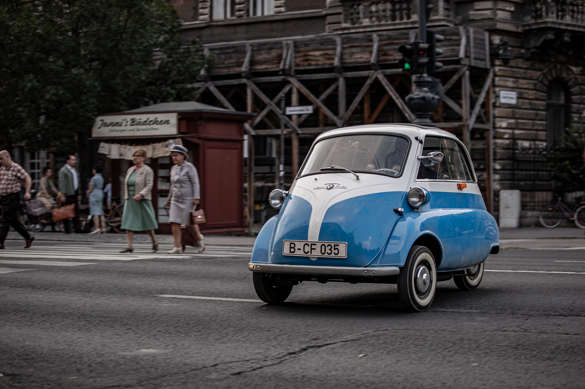 Eine blau-weiße Isetta