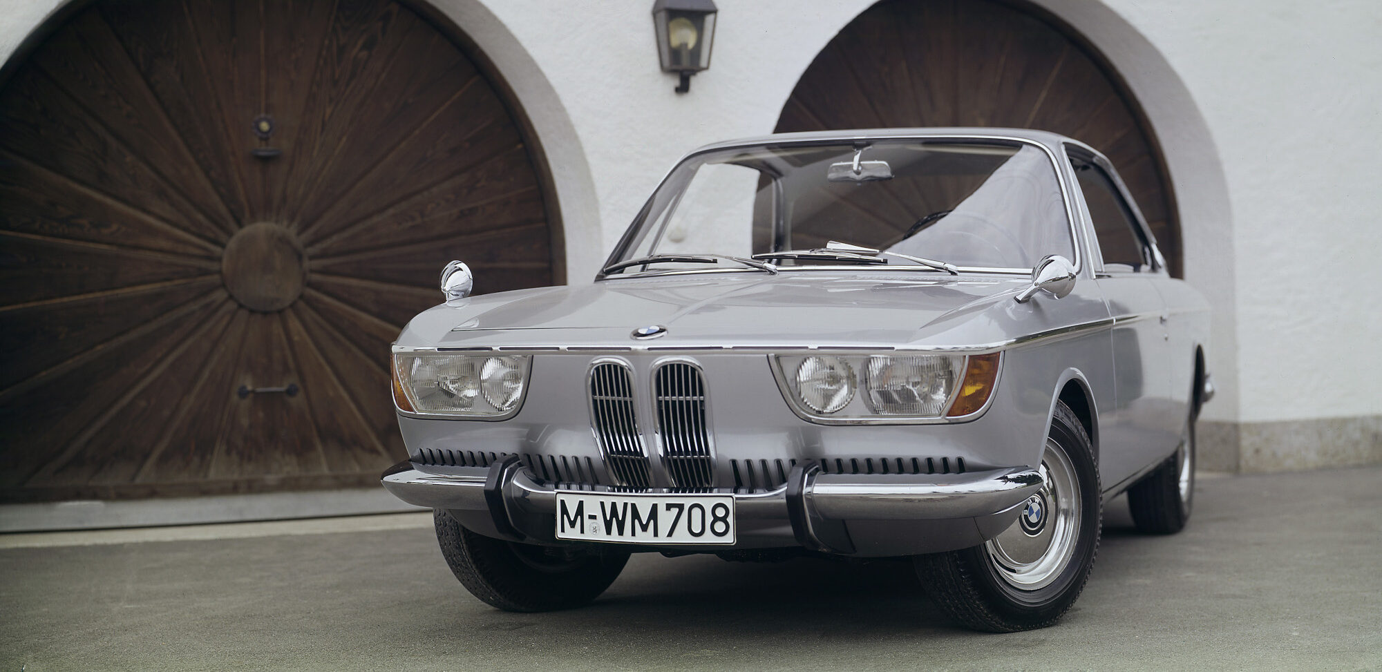 Ein silbernes Coupé 2000 CS von schräg vorn