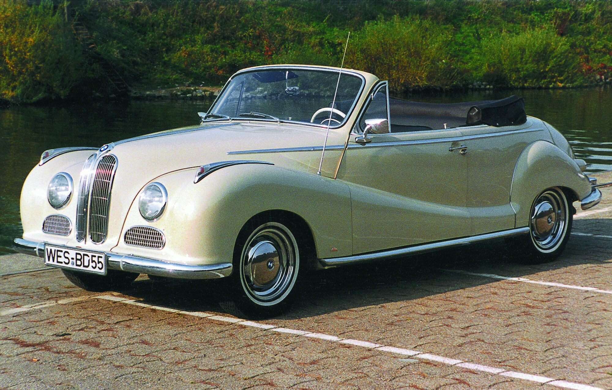 Ein lindgrünes BMW-Cabrio von schräg vorn Ein lindgrünes BMW-Cabrio von schräg vorn