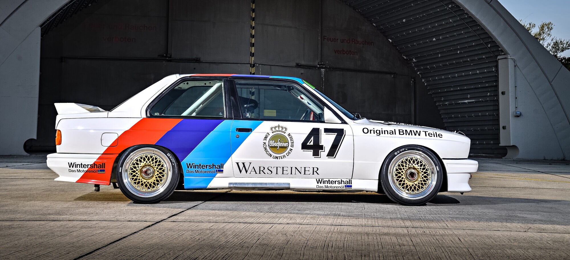 Das Rennauto BMW M3 von der Seite Das Rennauto BMW M3 von der Seite