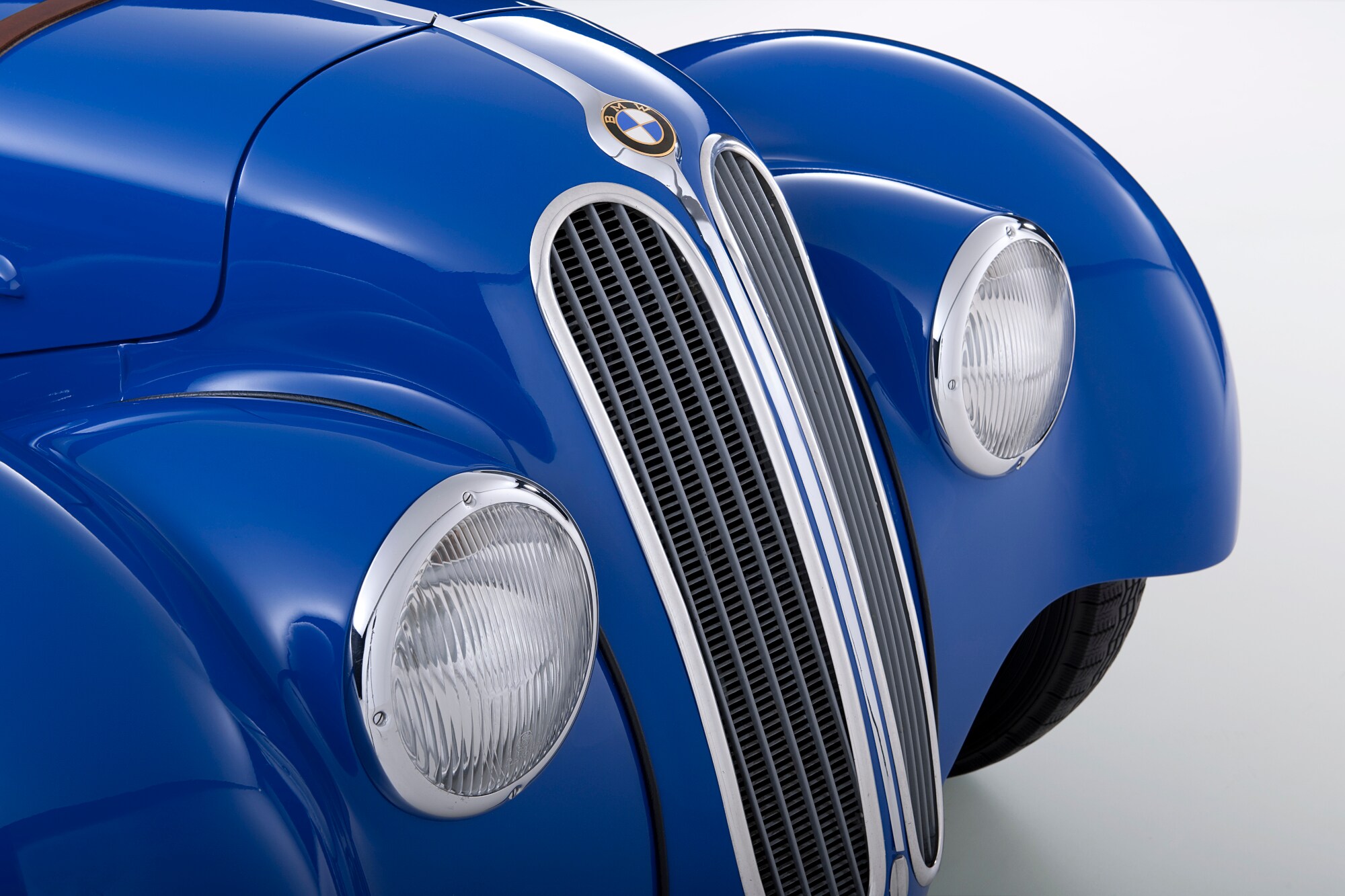 Detailaufnahme der Front eines blauen Oldtimers Detailaufnahme der Front eines blauen Oldtimers