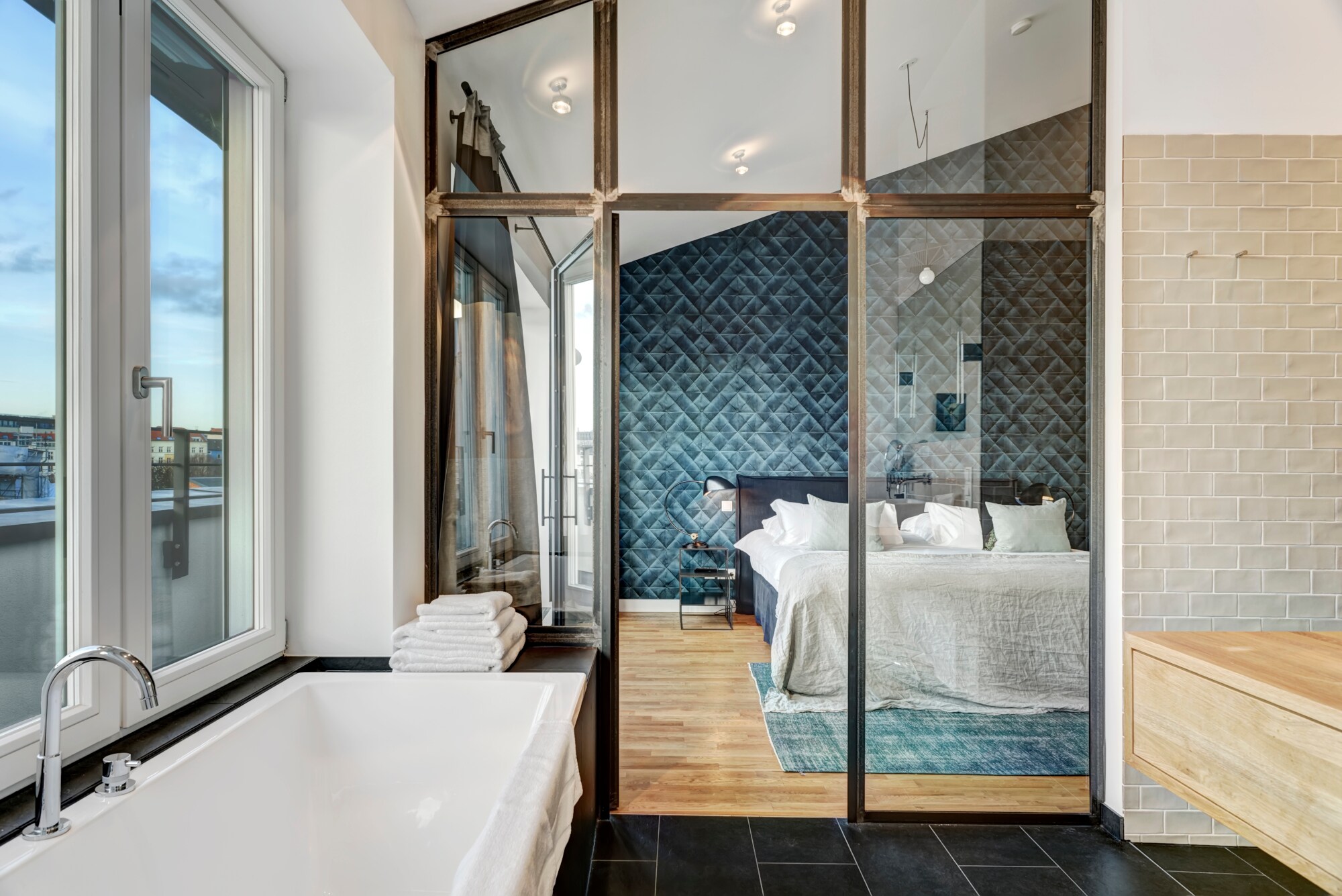 Blick in eine moderne Hotelsuite mit Badewanne