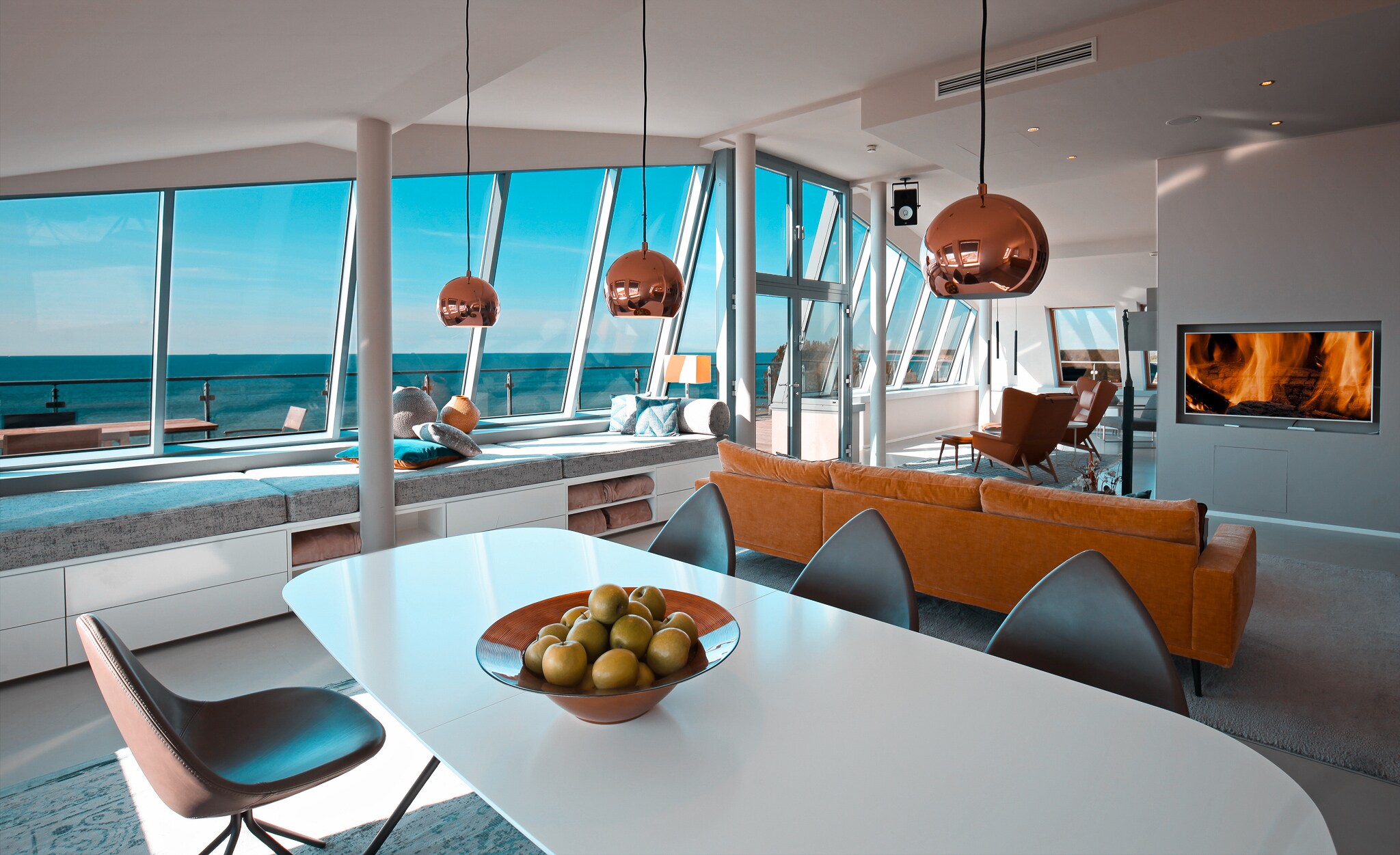 Große, moderne Suite mit Balkon und Blick aufs Meer