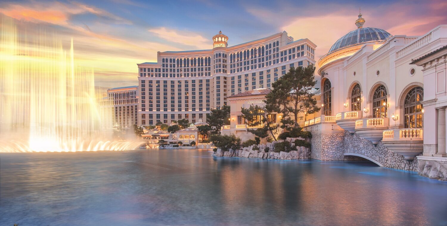 Beleuchteter Springbrunnen vor dem Hotelkomplex Bellagio. Beleuchteter Springbrunnen vor dem Hotelkomplex Bellagio.
