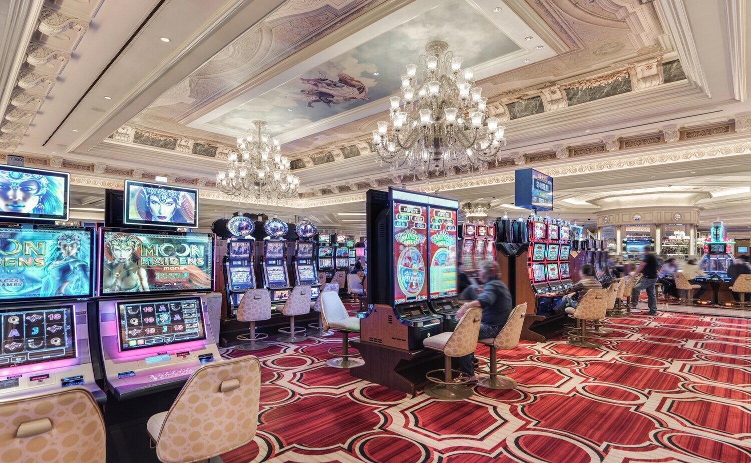 Eine Halle mit mehreren Spielautomaten im Venetian Casino.
