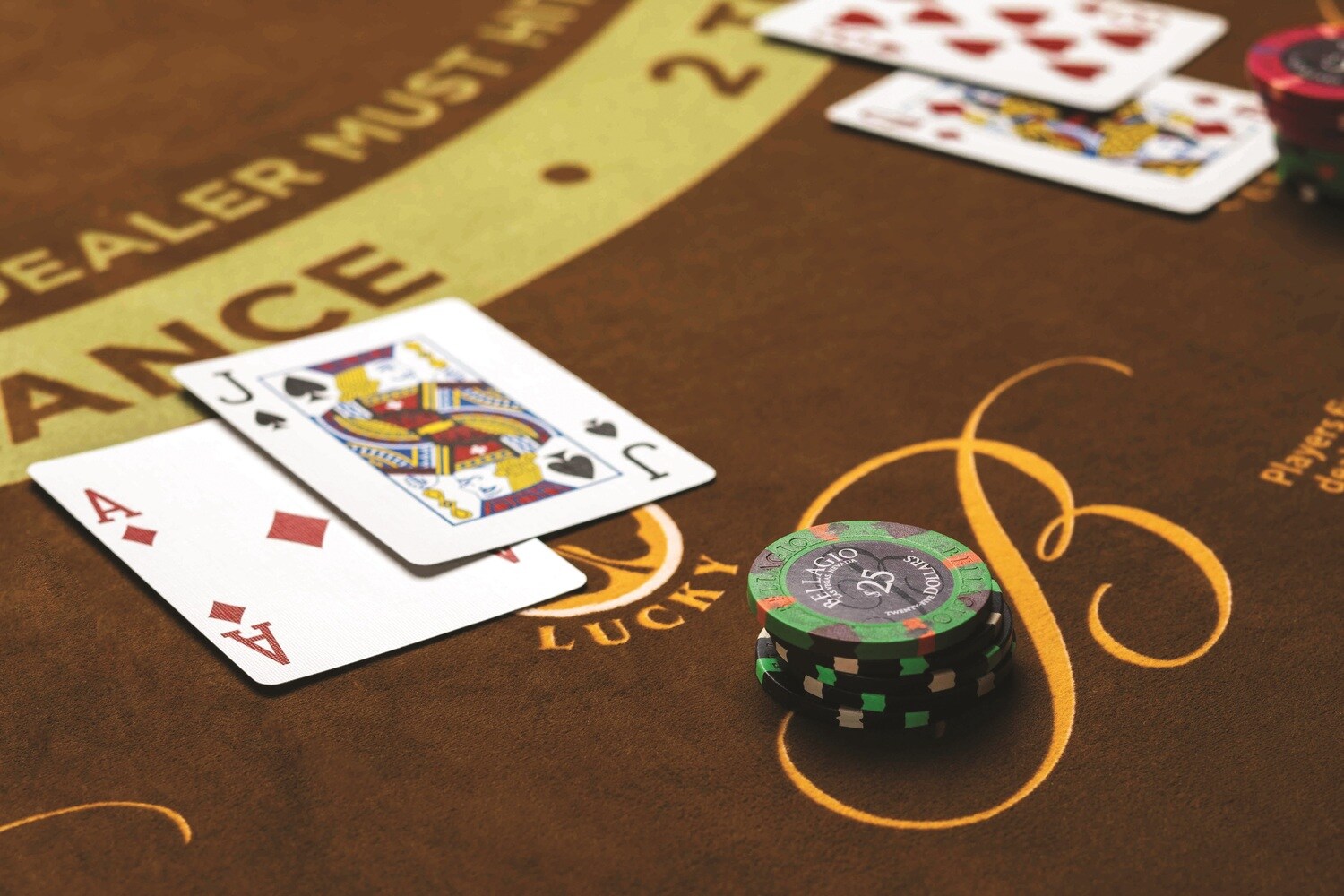 Pokerkarten und Pokerchips auf einem Spieltisch. Pokerkarten und Pokerchips auf einem Spieltisch.