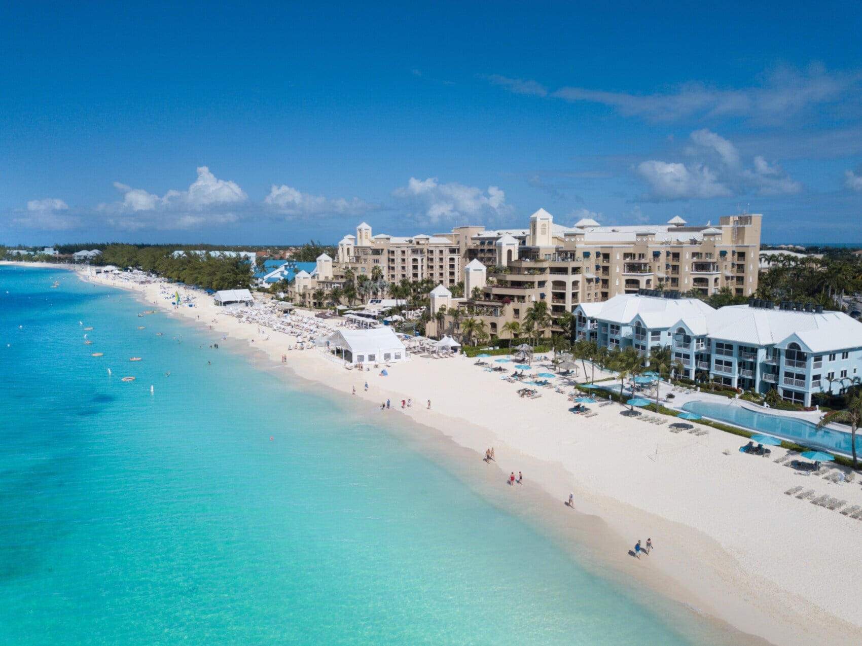 Ein imposanter Hotelkomplex direkt am Strand mit Blick aufs türkisblaue Meer. Ein imposanter Hotelkomplex direkt am Strand mit Blick aufs türkisblaue Meer.
