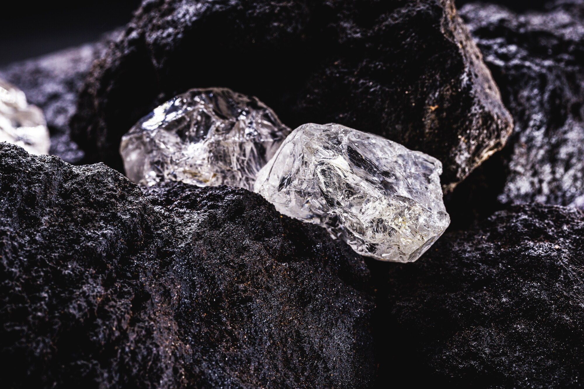 Zwei Diamanten auf schwarzem Gestein