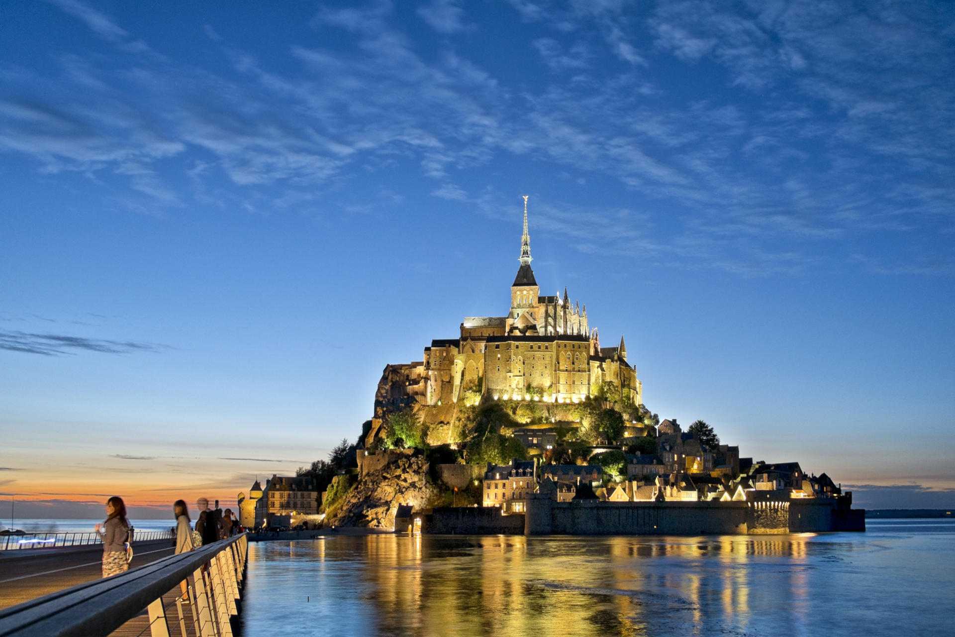 Mont-Saint-Michel, eine alte Benediktiner-Abtei, ragt wie eine Insel aus dem Meer.