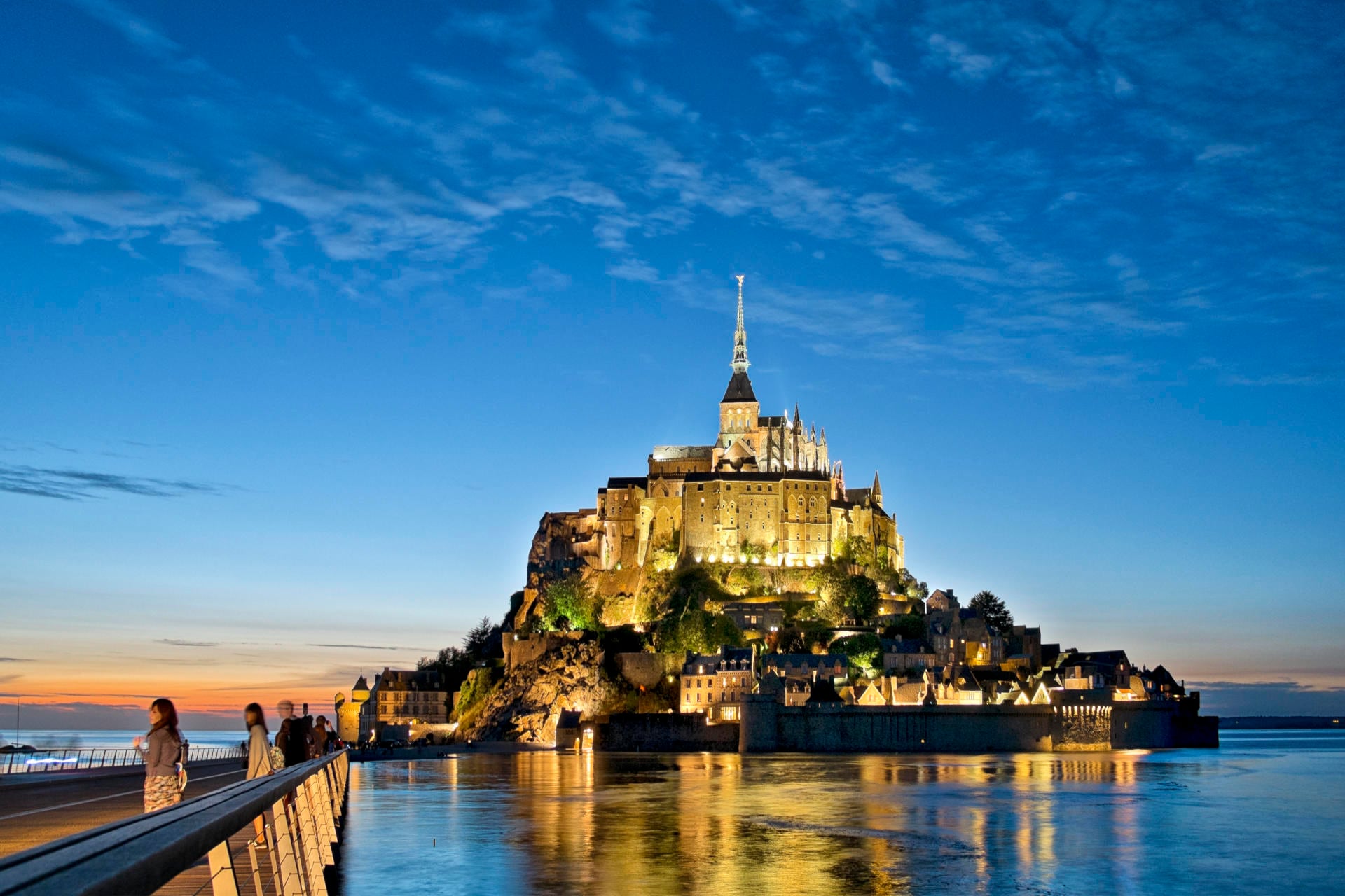 Mont-Saint-Michel, eine alte Benediktiner-Abtei, ragt wie eine Insel aus dem Meer. Mont-Saint-Michel, eine alte Benediktiner-Abtei, ragt wie eine Insel aus dem Meer.