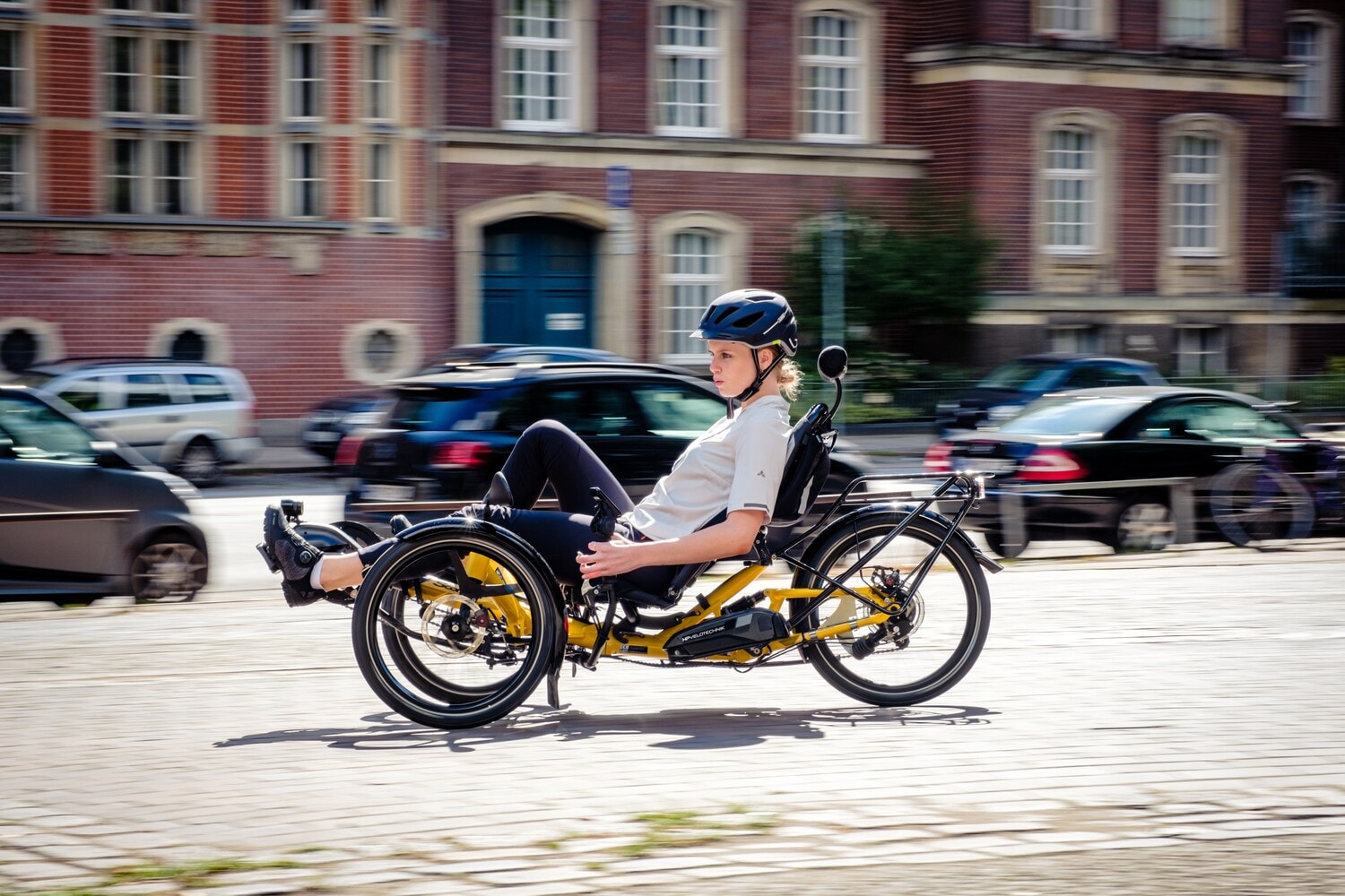 Eine junge Frau auf einem Liegerad Eine junge Frau auf einem Liegerad