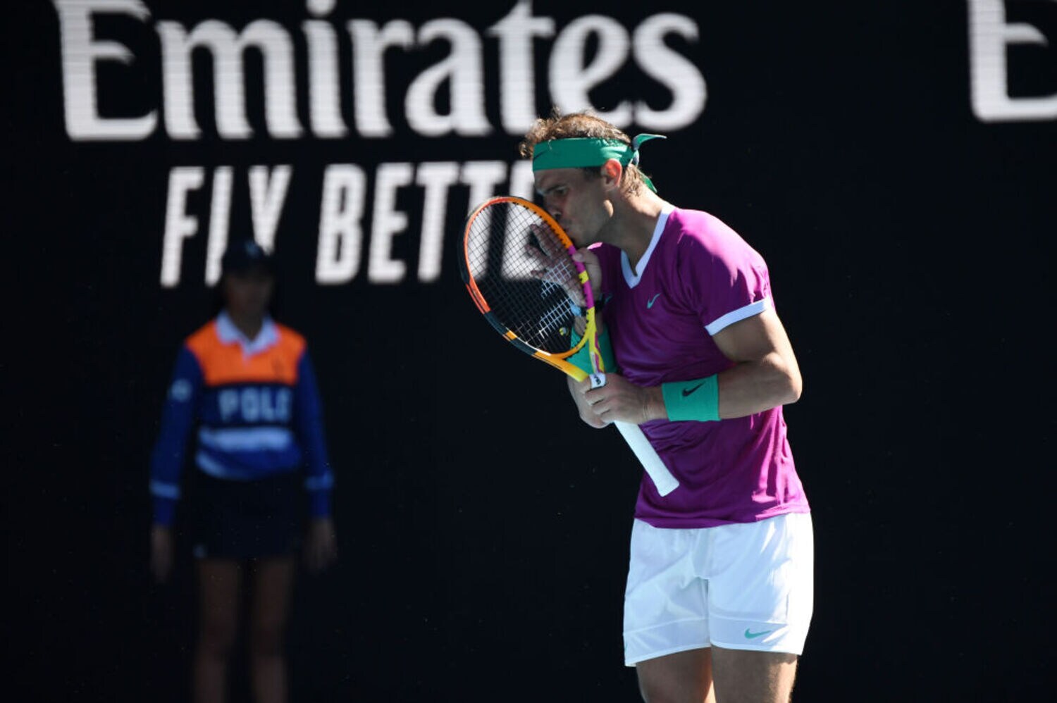 Rafael Nadal küsst seinen Tennisschläger.