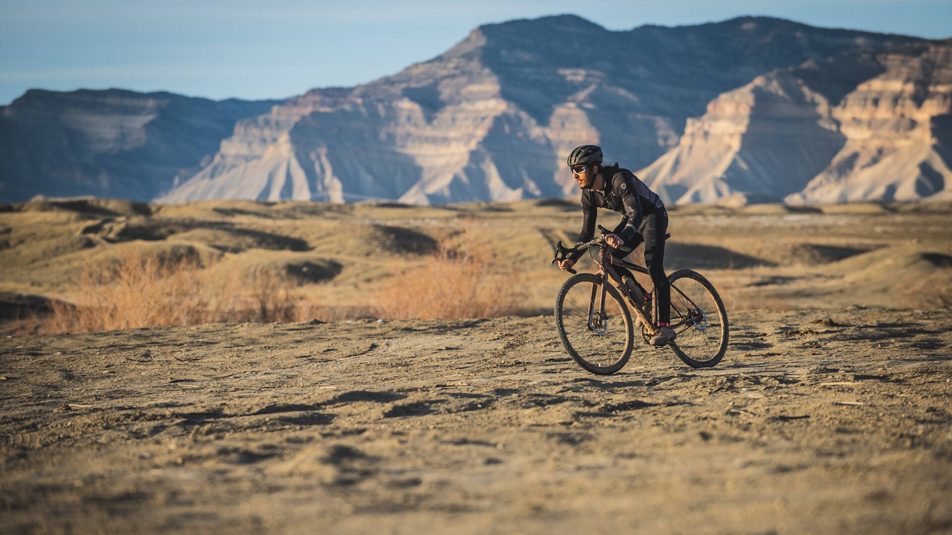 Ein Radfahrer fährt durch unbefestigtes Gelände