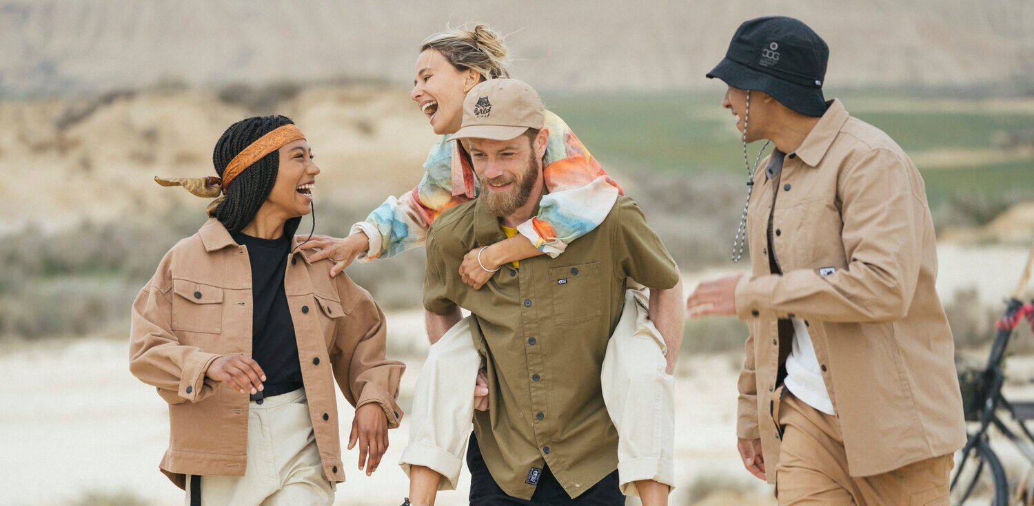 Eine Gruppe junger Menschen an einem Strand. Eine Gruppe junger Menschen an einem Strand.