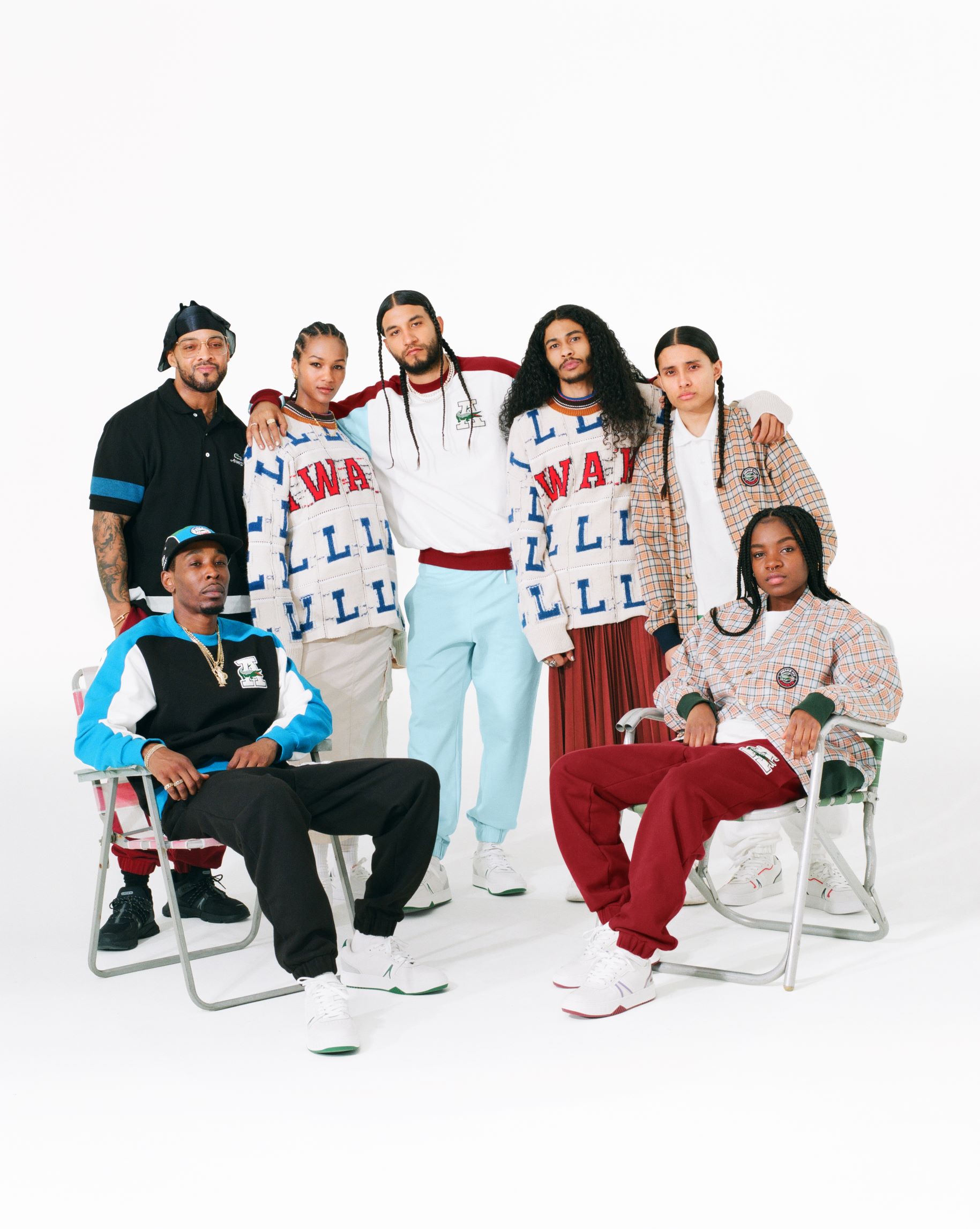 Eine Gruppe Menschen mit sportlicher Freizeitkleidung von Lacoste. Eine Gruppe Menschen mit sportlicher Freizeitkleidung von Lacoste.