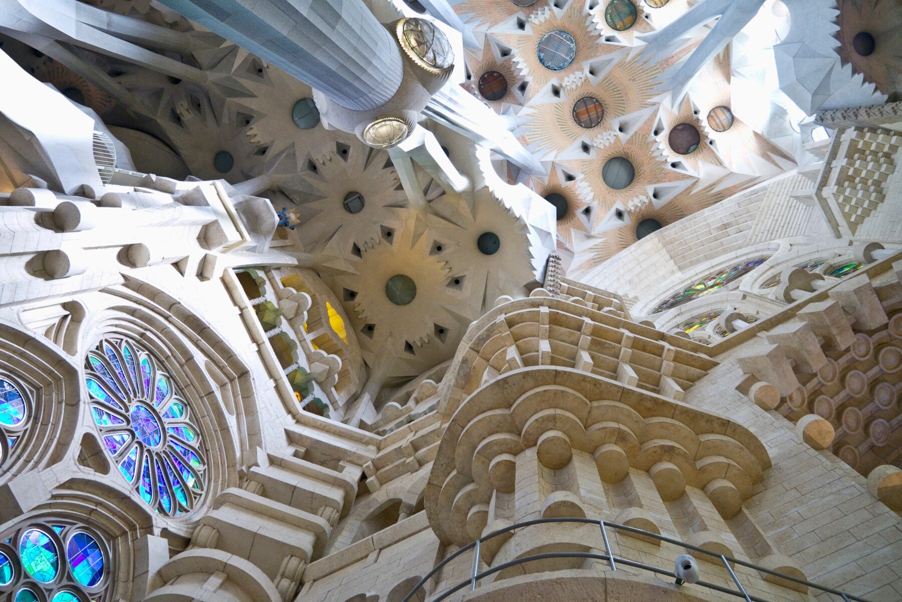 Innenaufnahme der floralen Deckenelemente in der Kathedrale Sagrada Família Innenaufnahme der floralen Deckenelemente in der Kathedrale Sagrada Família