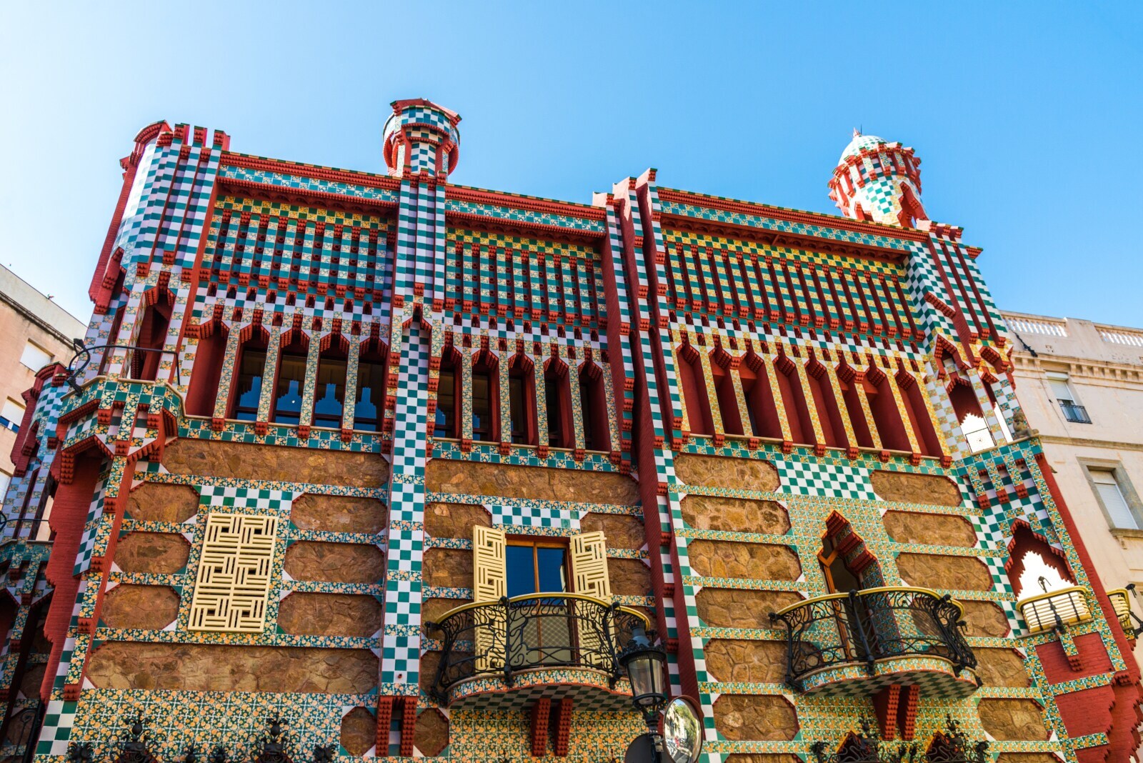 Die mosaikbesetzte Fassade der Casa Vicens in Barcelona