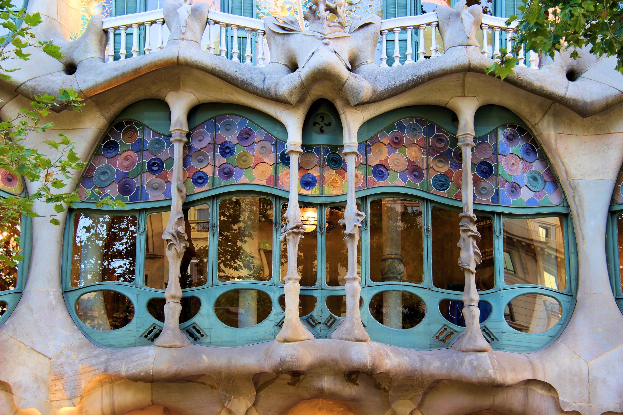 Außenansicht eines geschwungenen Fensters der Casa Battló Außenansicht eines geschwungenen Fensters der Casa Battló