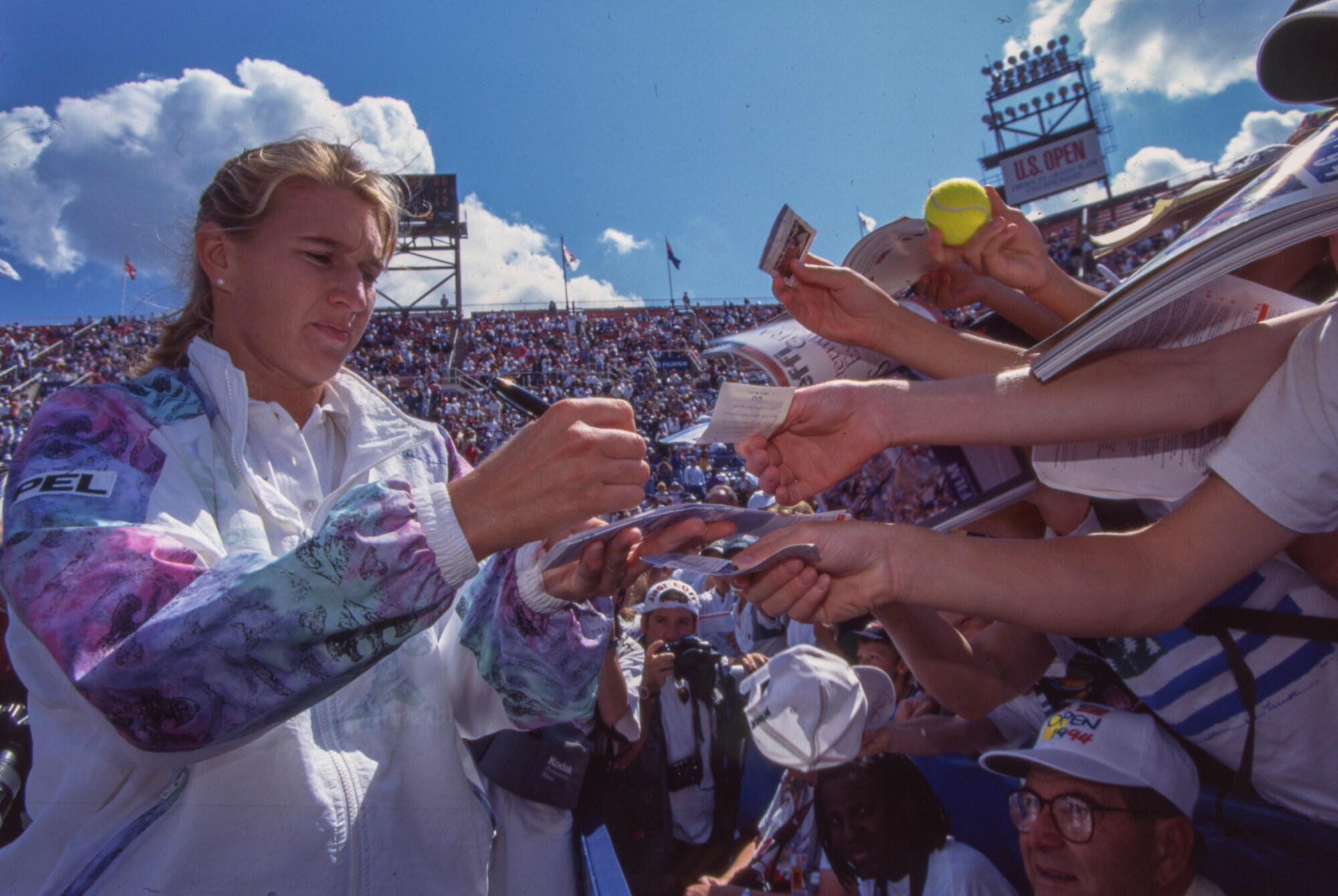 Die Tennisspielerin Steffi Graf gibt Autogramme