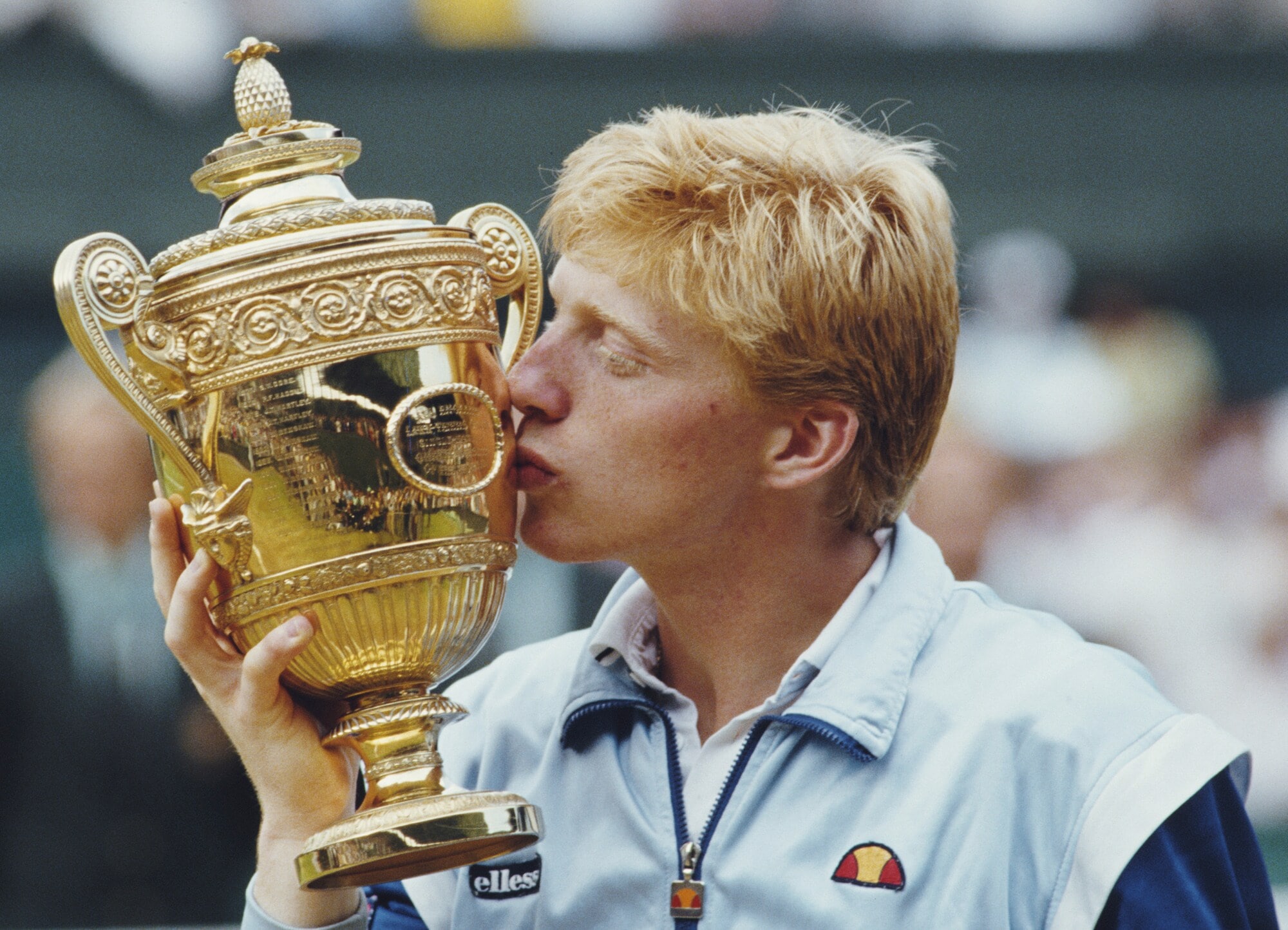 Der Tennisspieler Boris Becker küsst einen Pokal