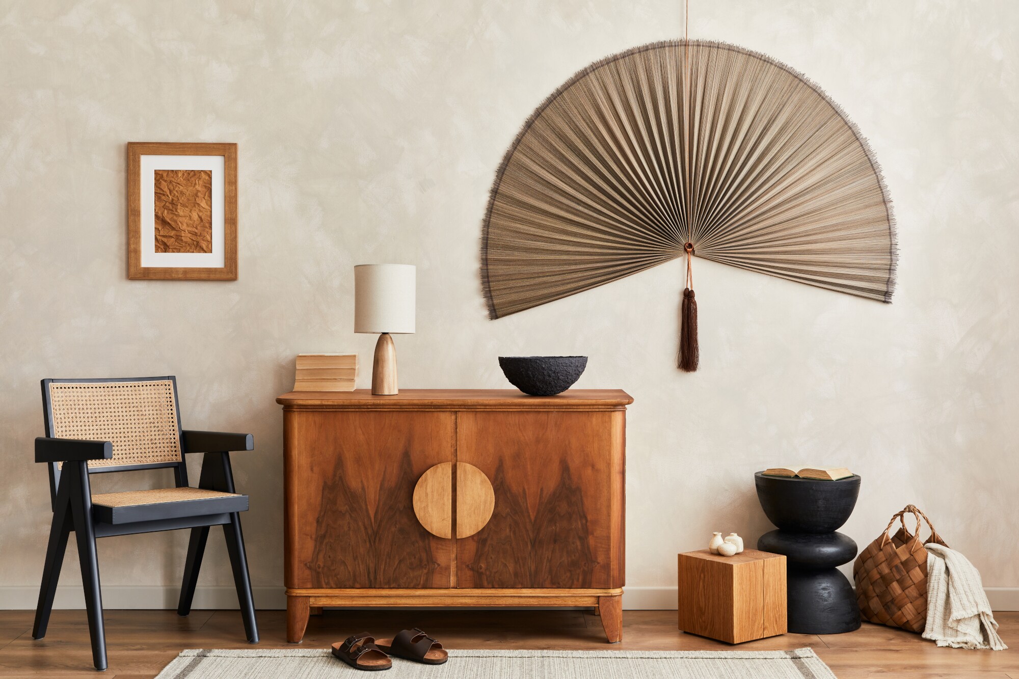 Stilvolle Wohnzimmer-Inszenierung im Japandi-Stil mit Holzmöbeln und eleganten Accessoires