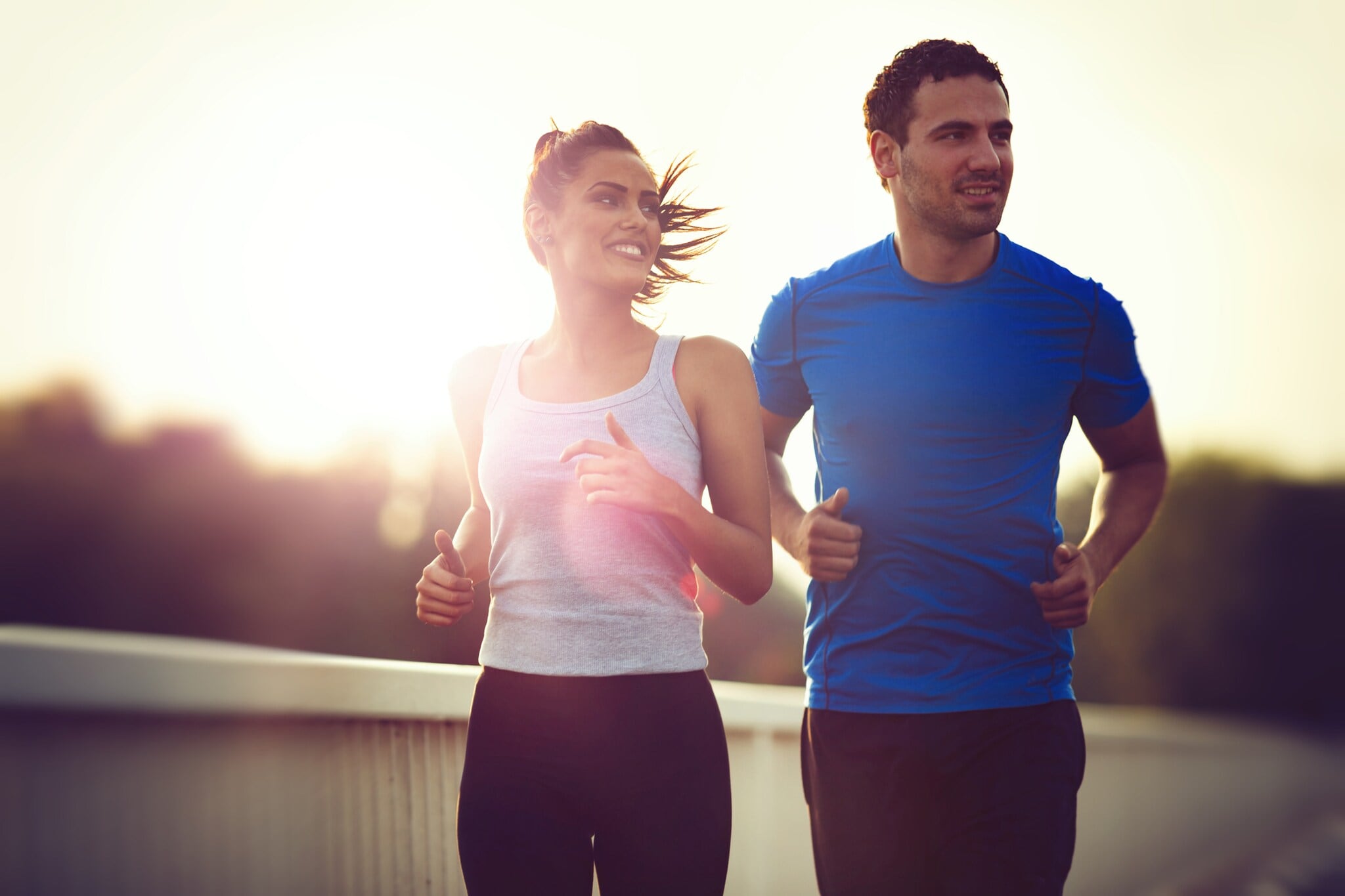 Ein sportliches Paar joggt draußen Ein sportliches Paar joggt draußen