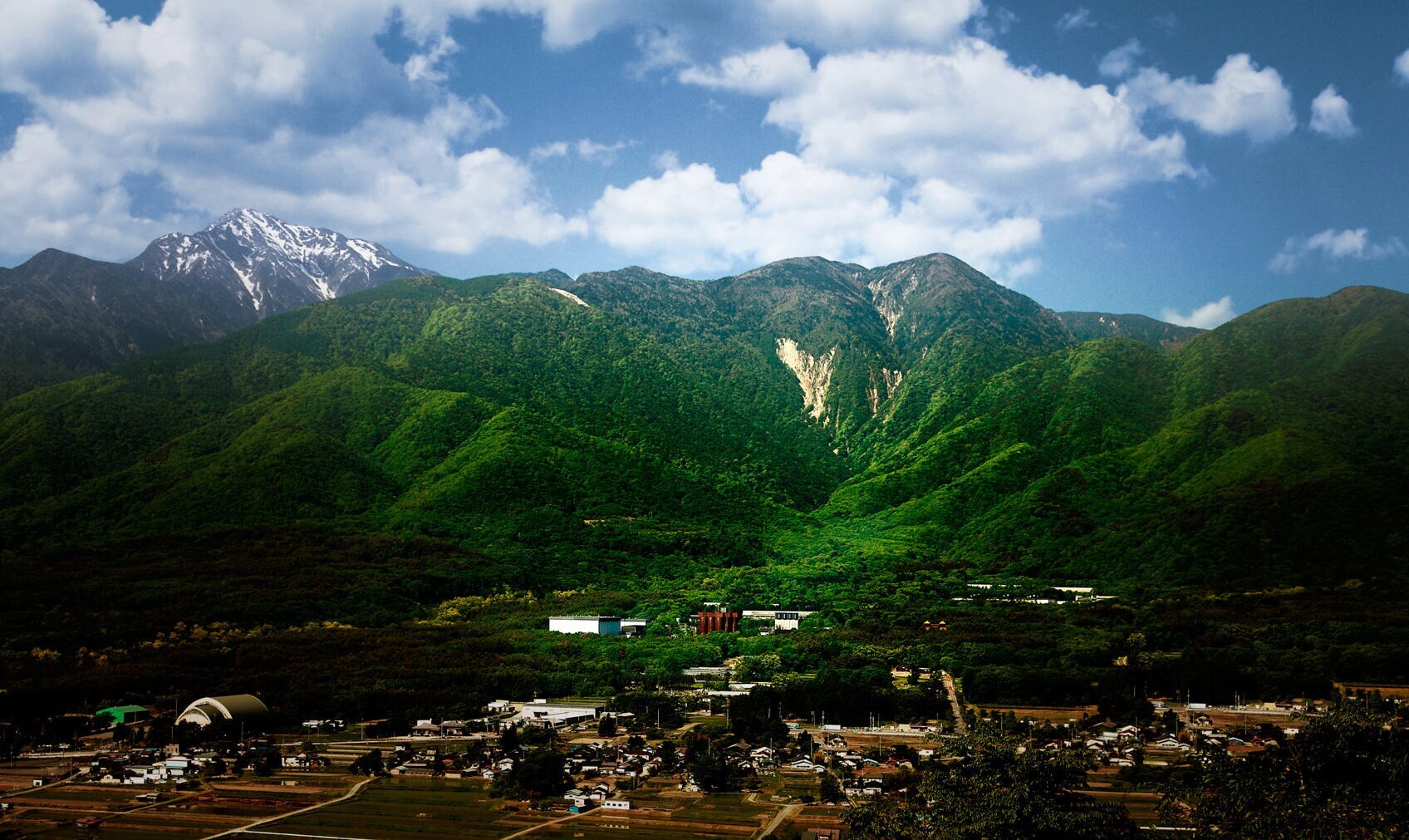 Panoramaaufnahme der Suntory Hakushu-Brennerei am Fuße der japanischen Alpen