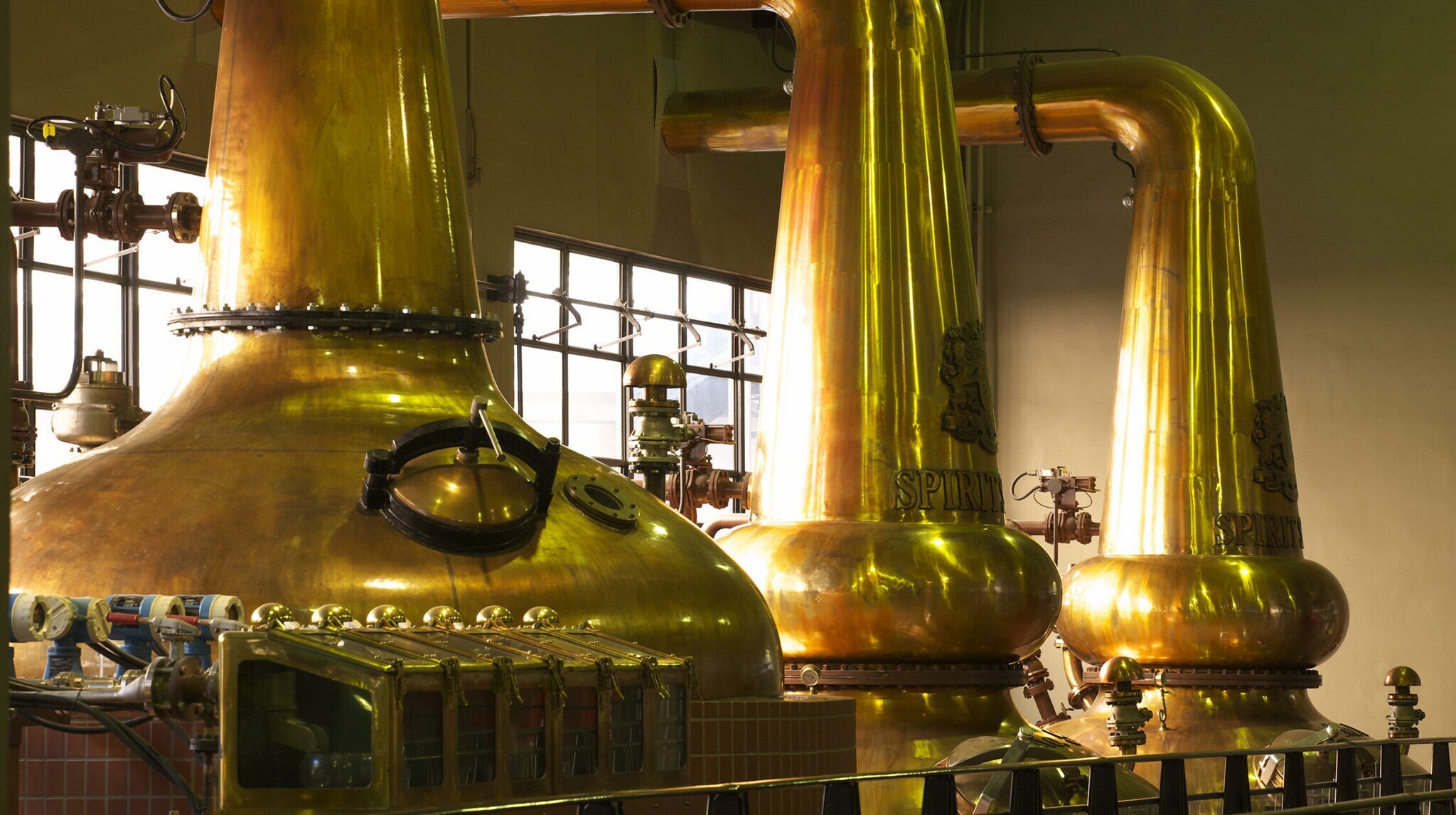 Drei Kupferbrennblasen in einer Whiskybrenenrei