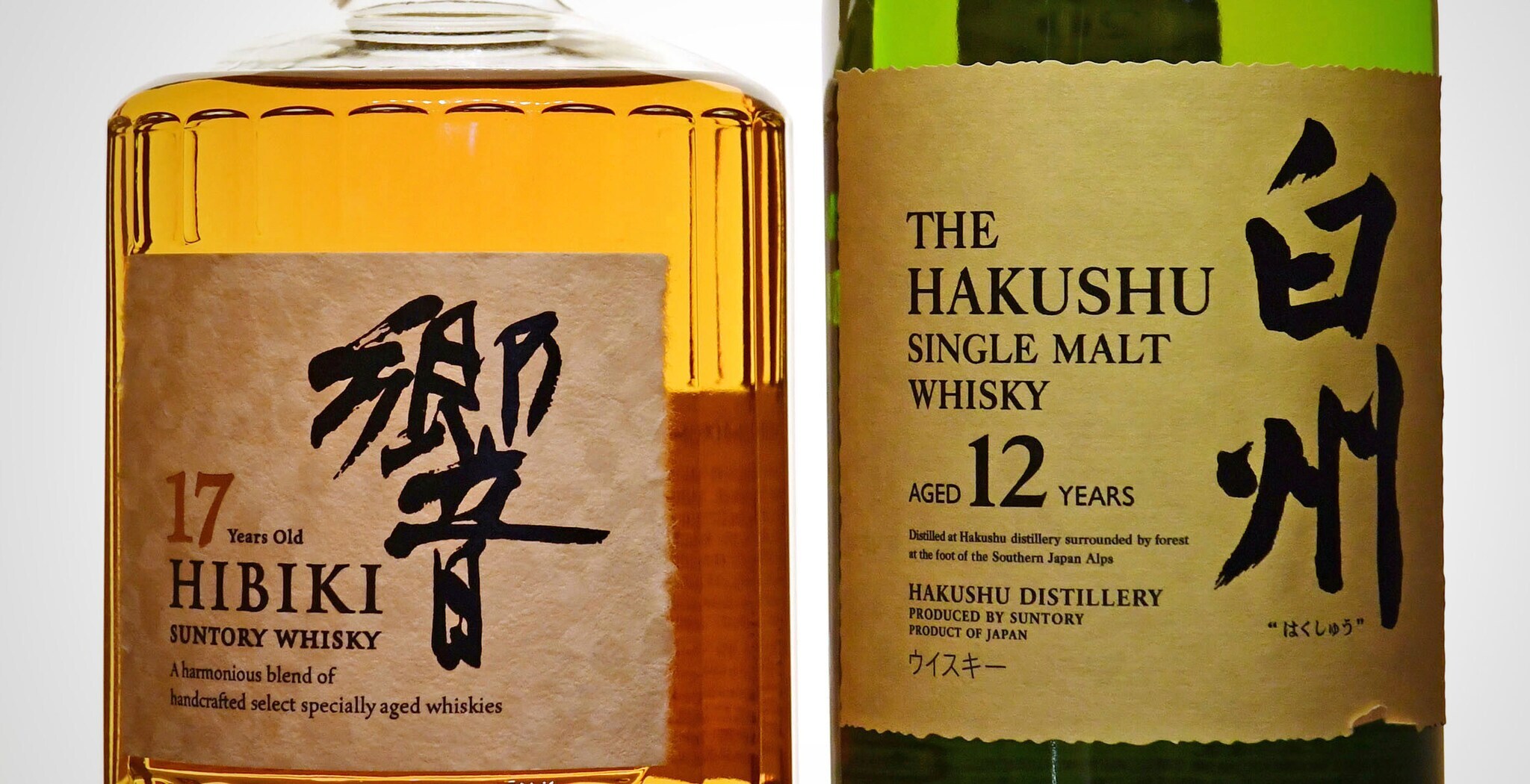 Nahaufnahme von zwei Santury Whiskyflaschen mit Etiketten aus handgeschöpftem Papier mit japanischen Schriftzeichen