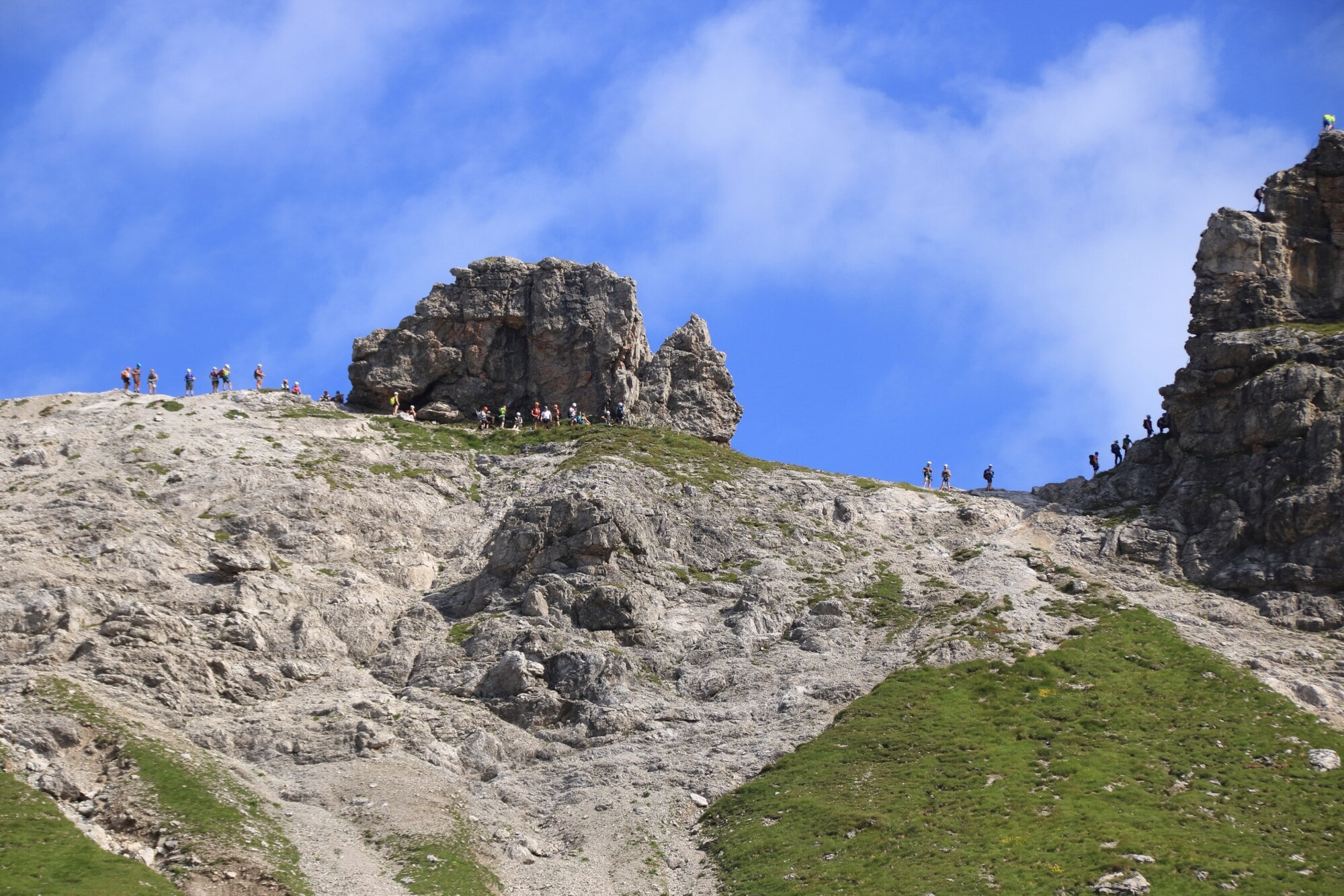 Blick auf den gut besuchten Hindelanger Klettersteig bei blauem Himmel
