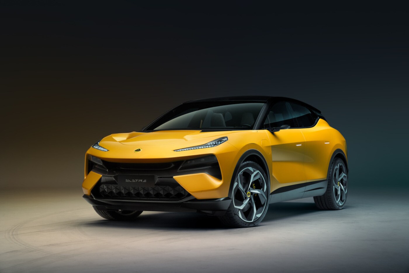 Ein gelbes, futuristisch gestaltetes SUV von Lotus