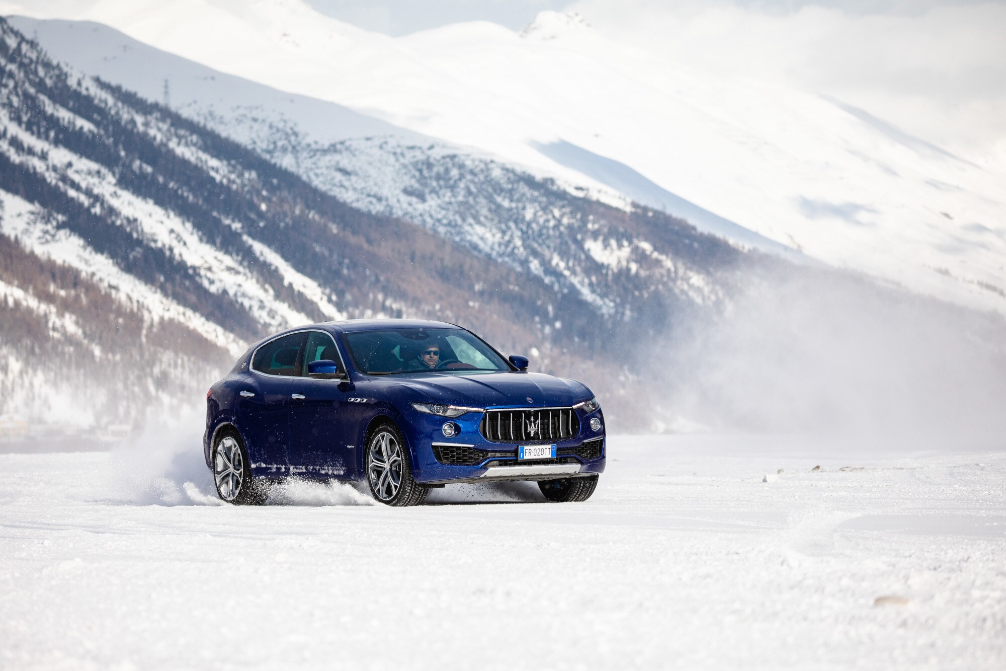 Ein blauer Maserati im Schnee