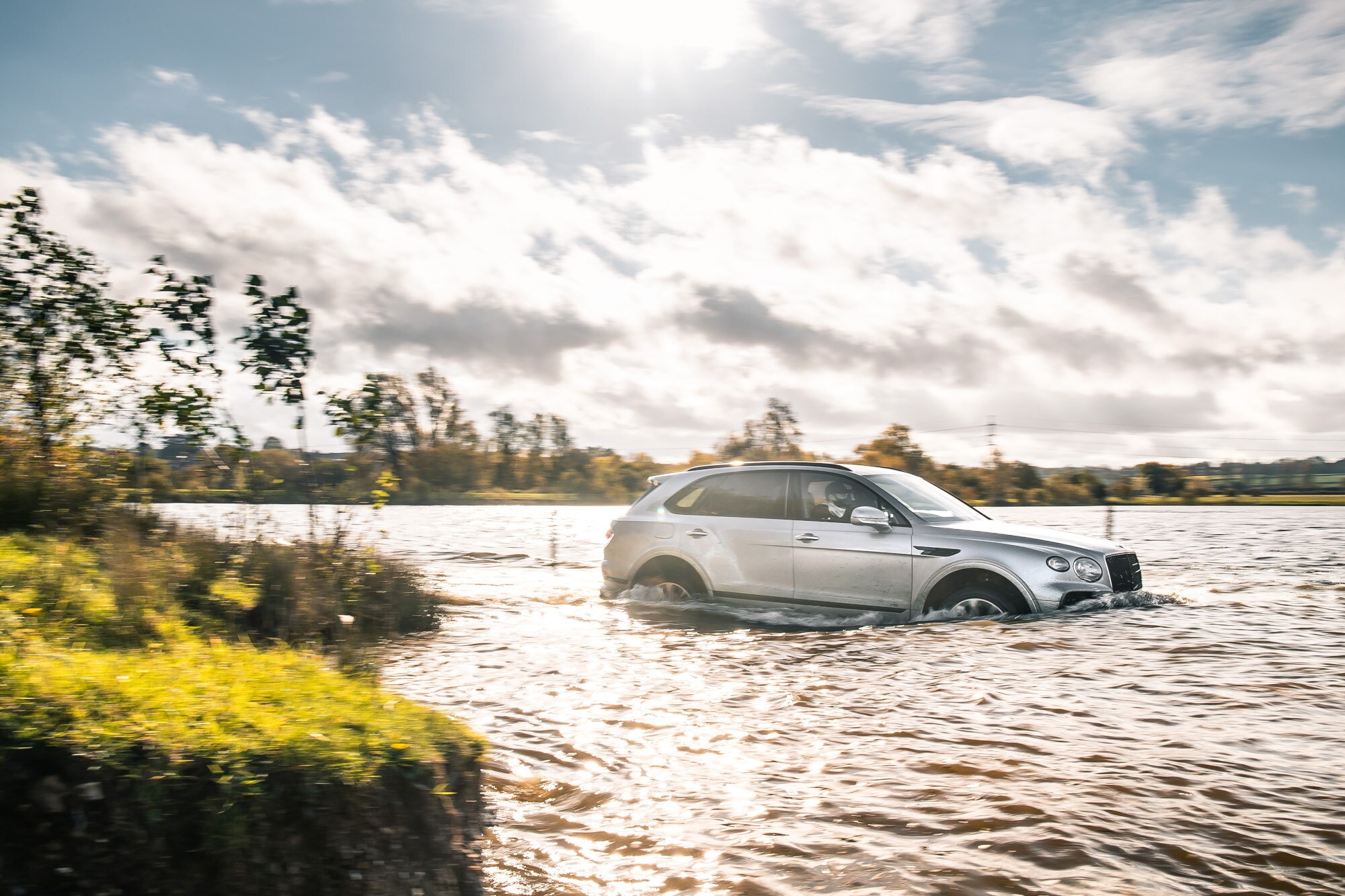 Ein SUV fährt durchs Wasser