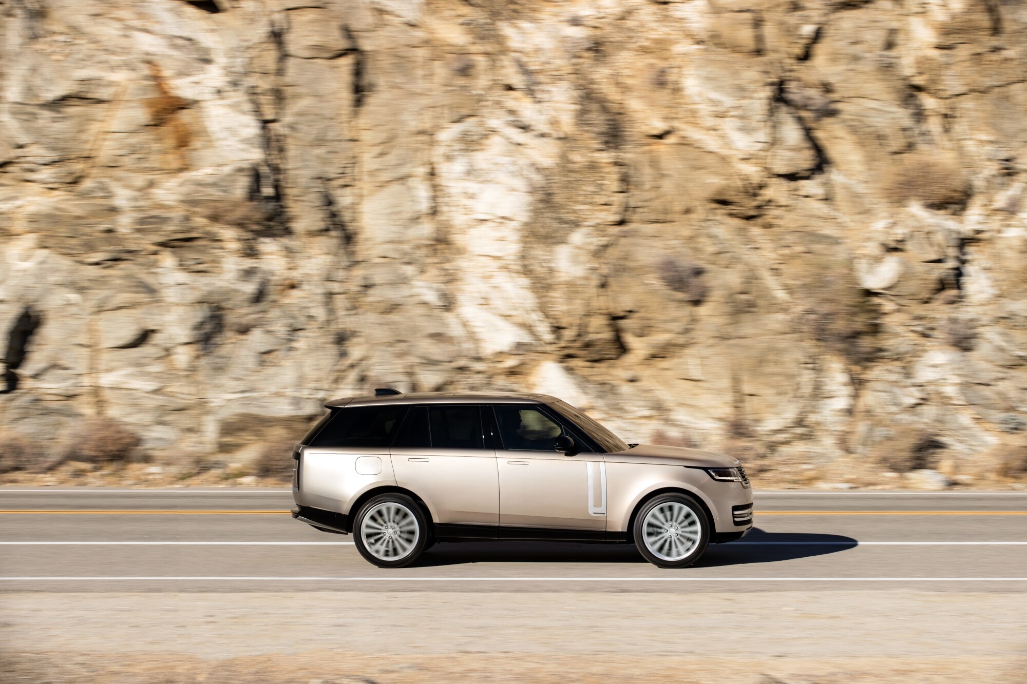 Ein Range Rover vor einer Felswand