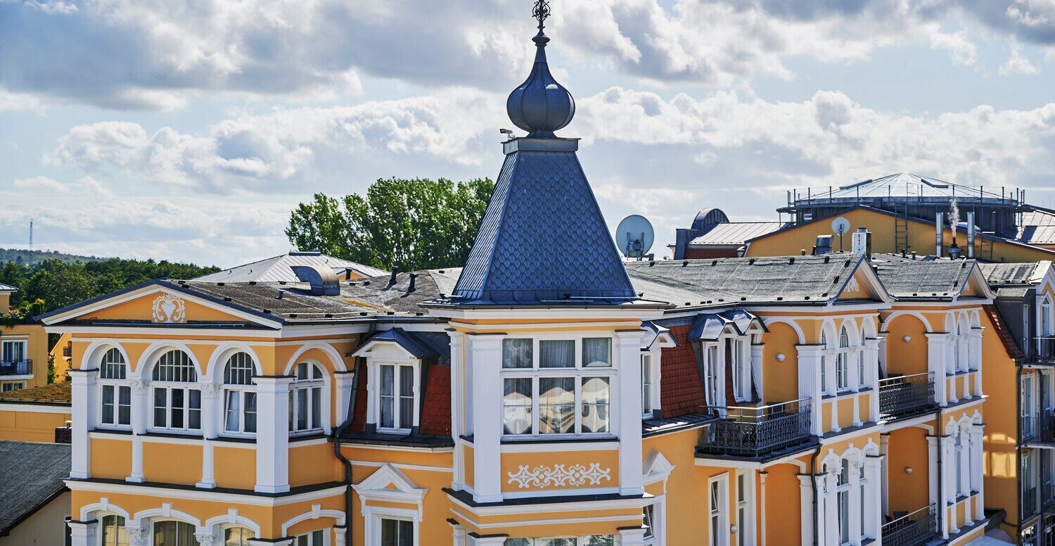 Historisches Gebäude mit gelber Fassade in Bansin auf Usedom.