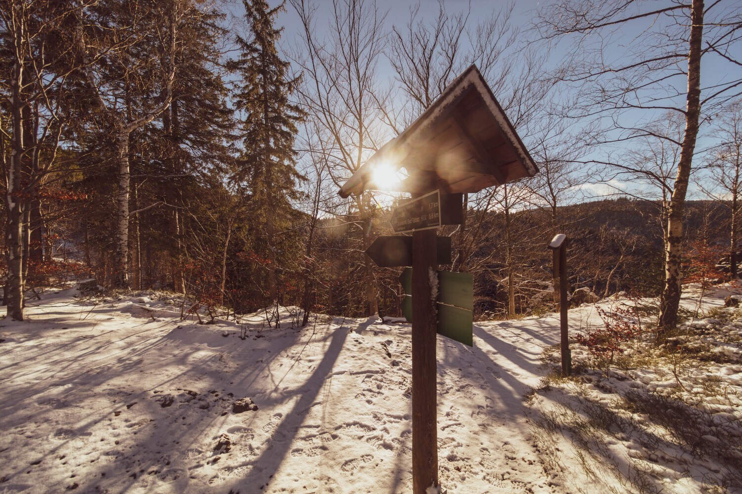 Ein Wegweiser im Winter