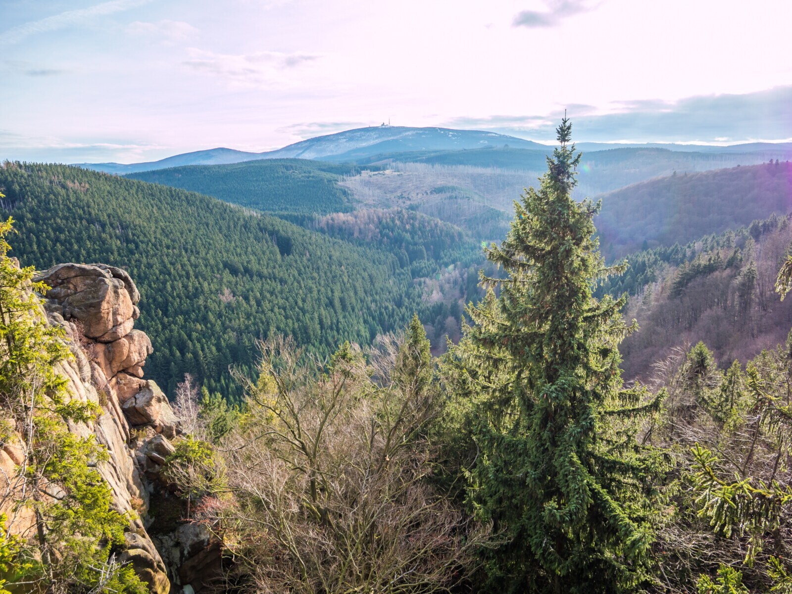 Blick über den Harz, im Hintergrund der Brocken