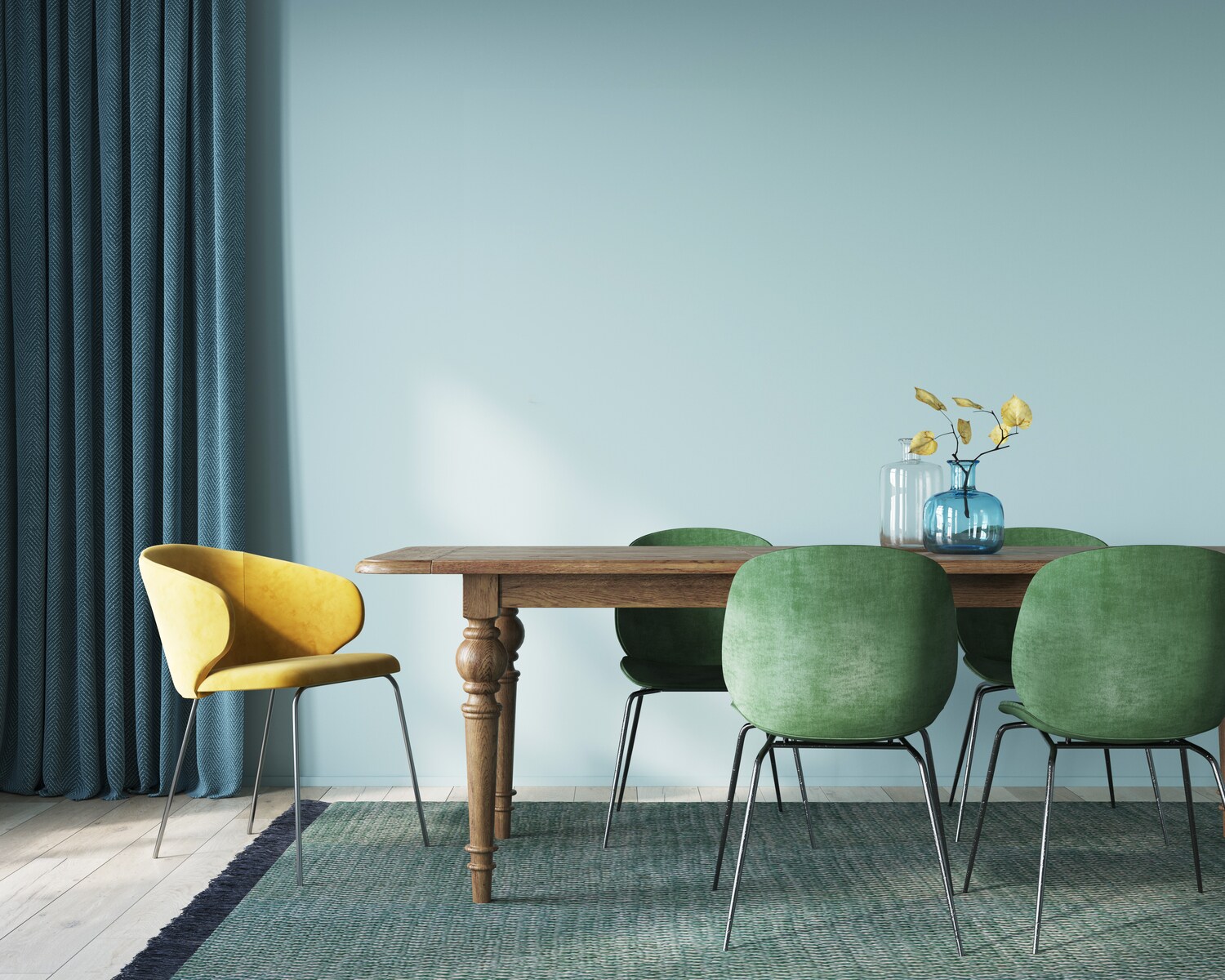 Ein modernes Esszimmer mit Holztisch und Samtstühlen in Sonnengelb und Moosgrün vor einer hellblauen Wand