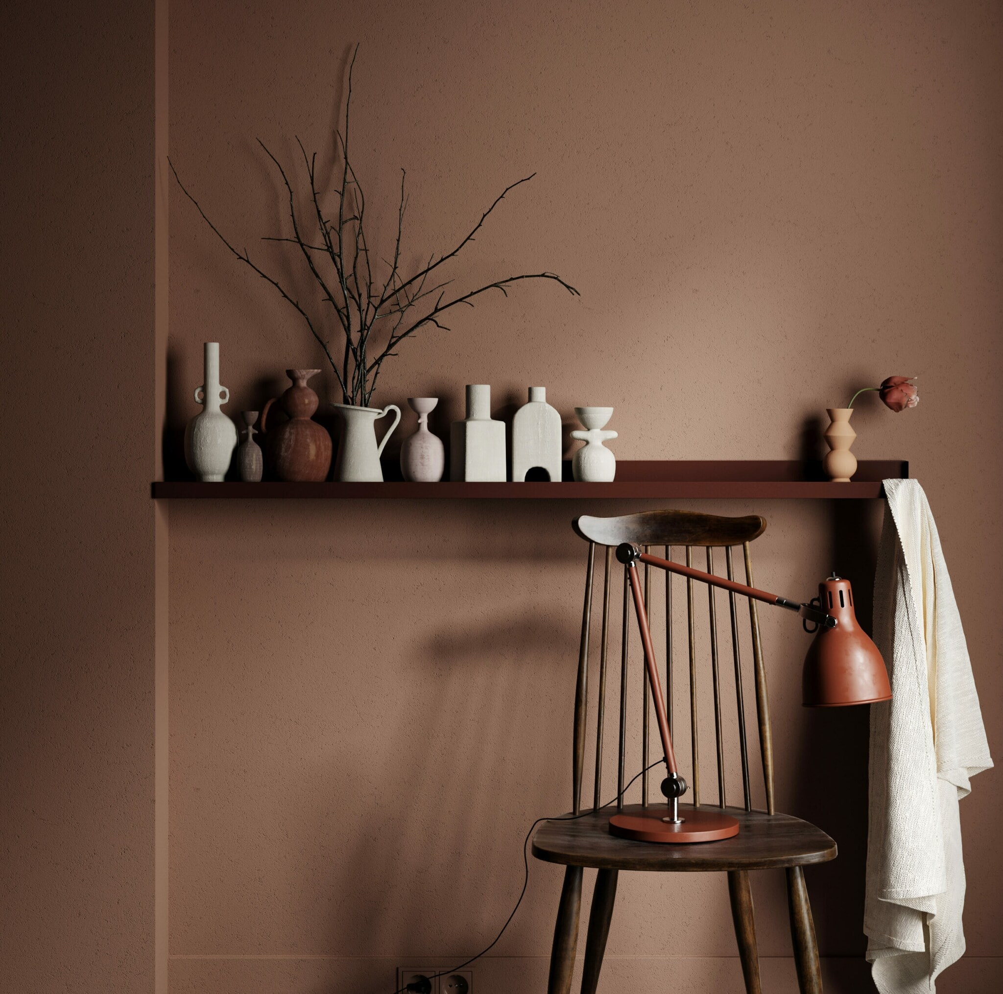 Ein modernes, braunes Regal mit Vasen vor einer braunen Wand Ein modernes, braunes Regal mit Vasen vor einer braunen Wand