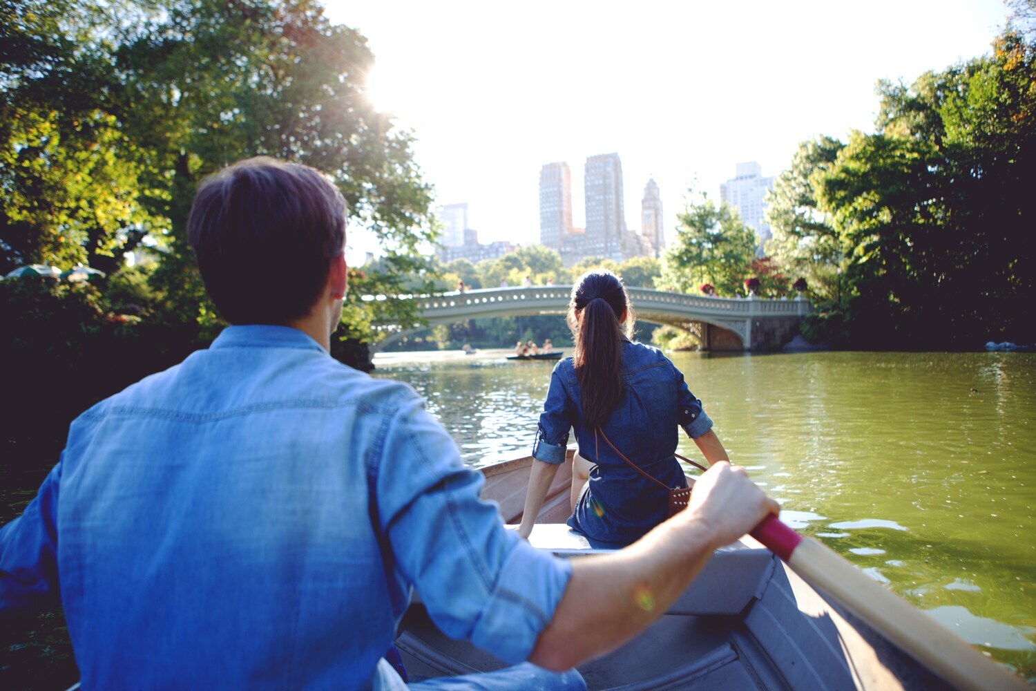 Ein Paar rudert durch den Central Park
