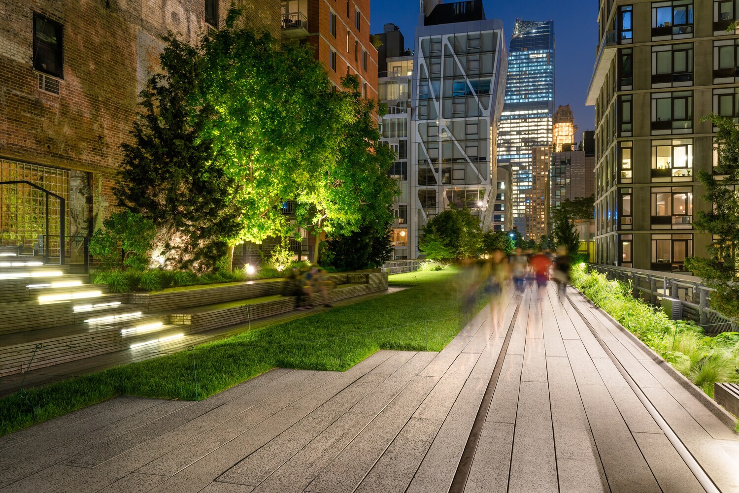 Die High Line in New York City am Abend