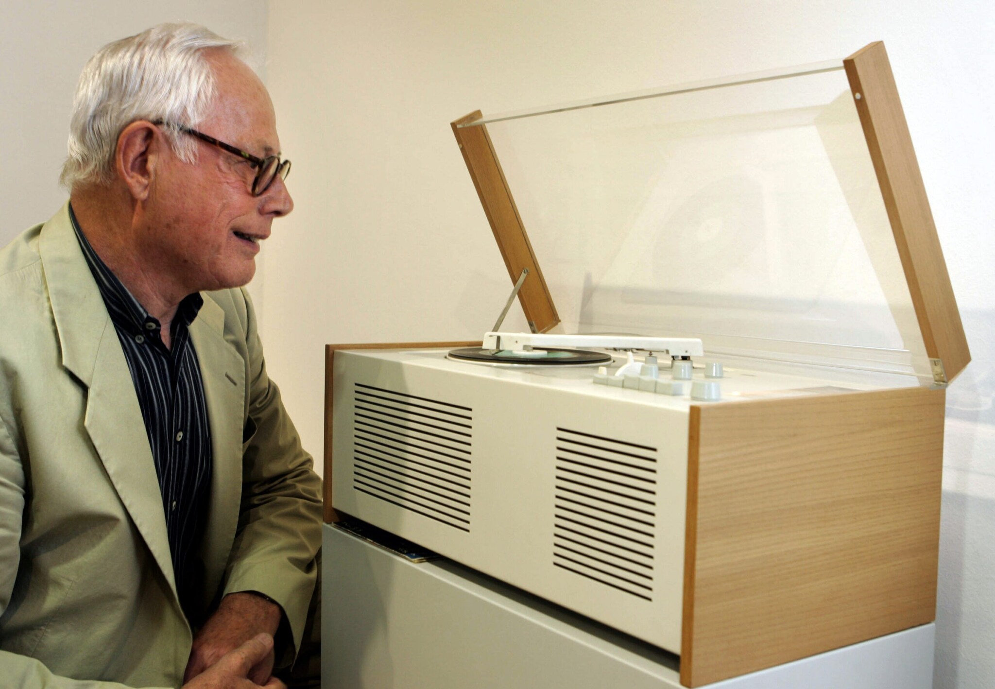 Industriedesigner Dieter Rams betrachtet einen Phonosuper SK5 von Braun