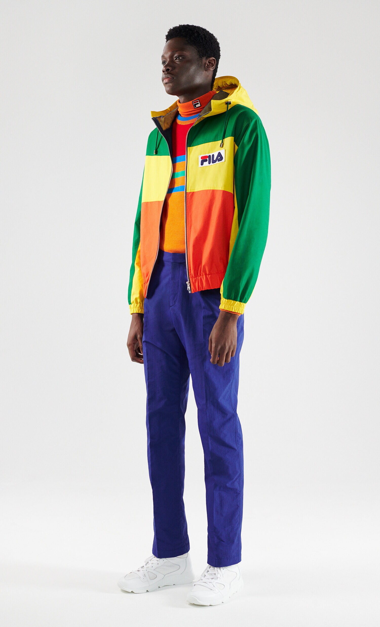 Ein junger Mann mit einem sehr farbenfrohen Trainingsanzug.