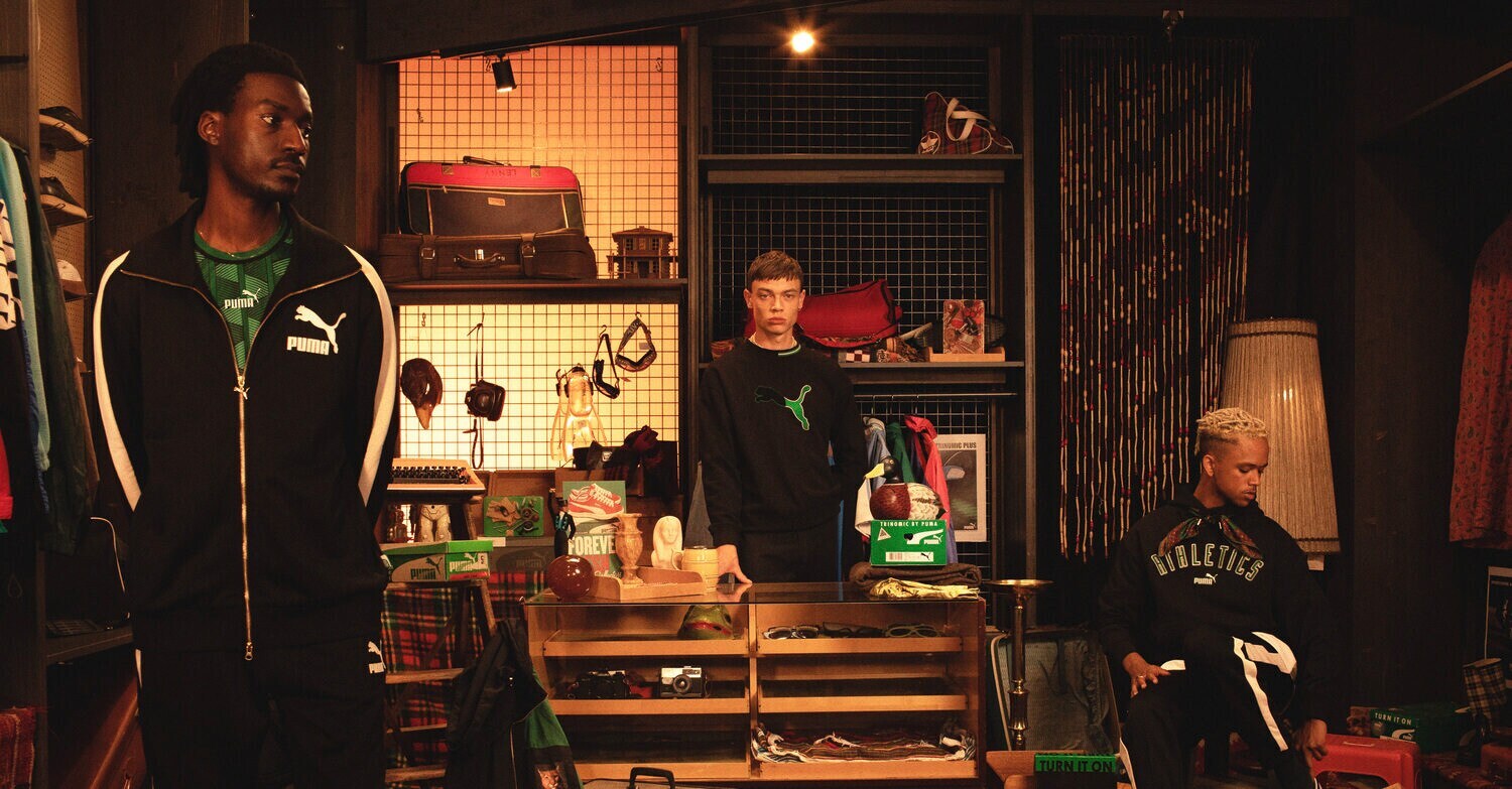 Drei Männer in einem Zimmer, die unterschiedliche Trainingsanzüge von PUMA tragen.