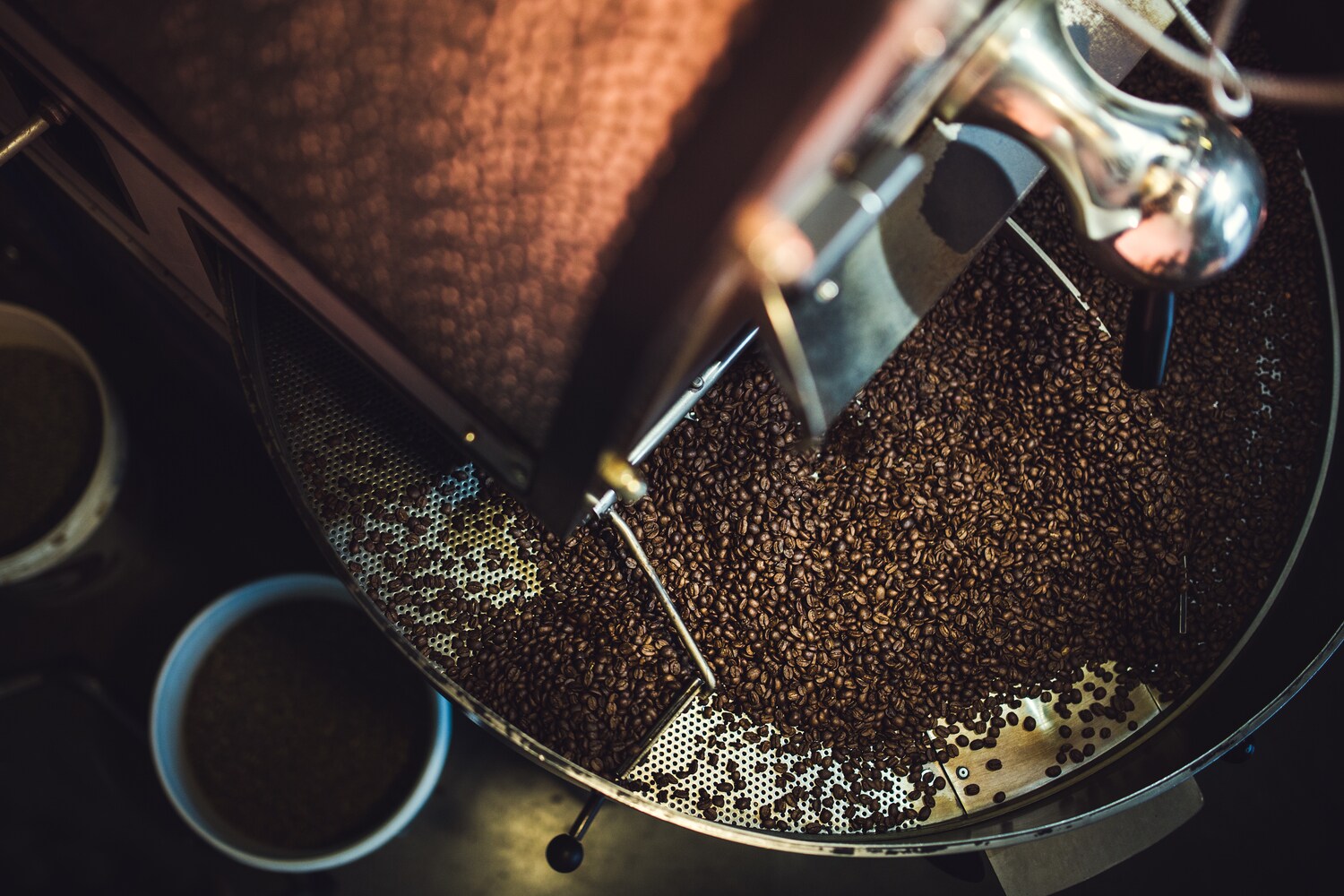 Der Prozess des Röstens einer Charge hochwertiger Kaffeebohnen in einem großen Industrieröster