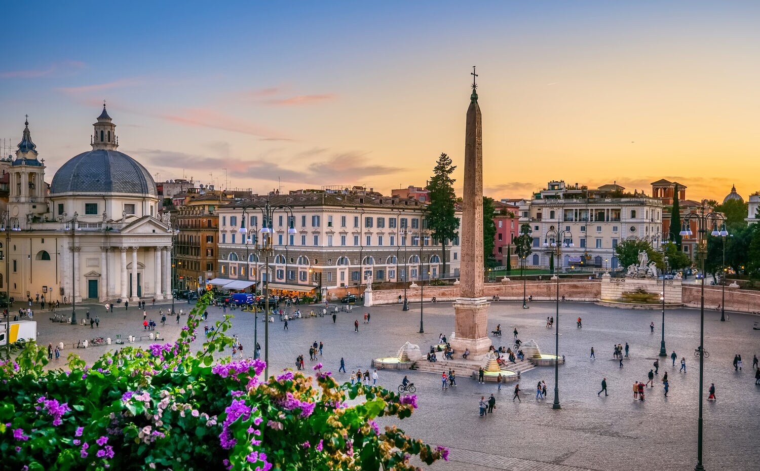 Blick auf die belebte Piazza del Popolo in Rom bei Sonnenuntergang
