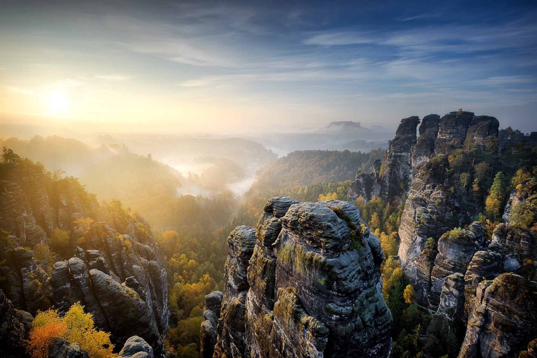 Blick über eine in Nebel gehüllte Sächsische Schweiz bei Sonnenuntergang Blick über eine in Nebel gehüllte Sächsische Schweiz bei Sonnenuntergang