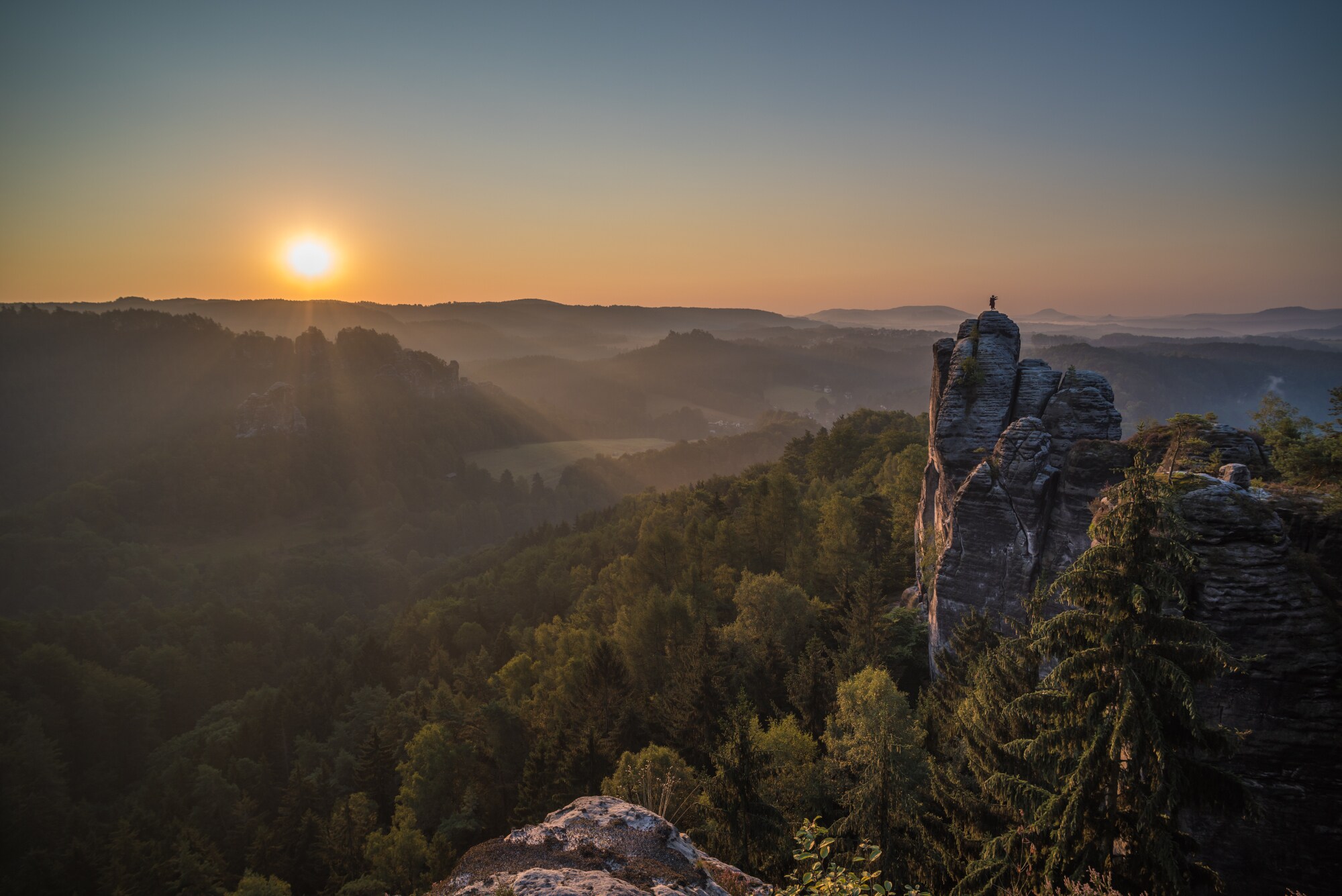 Erhöhter Blick auf die Sächsische Schweiz bei Sonnenuntergang Erhöhter Blick auf die Sächsische Schweiz bei Sonnenuntergang